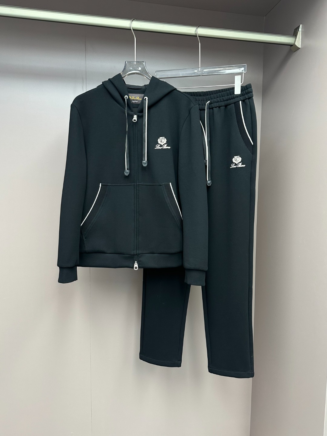 NO:662711,New products at the counter] Tops and trousers P for sale, the best products from the trading company channel, from a well-known family, pure blood quality, Italian origin products, new autumn and winter products, luxury products!  Lo*o P*na men's high-end fashion functional casual sports sweatshirt set!  A treasure-level functional and practical equipment that combines fashion sense and outdoor sense, creating a unique style item. The overall silhouette tends to be minimalist, with double zipper design. The chest and pockets are decorated with classic brand logo embroidery designs. The fabrics and accessories are all provided by customers. Egypt Nile  The long-staple cotton fabric with excellent Heliang light is mixed with a certain proportion of Australia's top-grade merino wool fabric, and is custom-woven and dyed in a century-old Italian workshop. It creates an extremely excellent touch, incomparably delicate texture, superior breathability, and the fabric properties have strong moisture management capabilities to keep out the cold!  It is a unique type of fabric on the market!  The details are exquisite and sophisticated, all the hardware is supplied by foreign merchants, the drawstring hanging head is also decorated with the brand logo, the color is light and versatile, suitable for various daily outfits, the mix and match compatibility is extremely high, and it can be used in a variety of occasions, casual styling, outdoor sports, etc., the upper body effect is smart and stylish, and the wardrobe is perfect for business and casual wear and high attendance rate!  It's something you can meet but can't ask for!  Top size data Color Gray Navy Beige Brown Black Size 48 50 52 54 56 Size 48: Bust 112cm - Shoulder width 48cm - Clothing length 63cm - Sleeve length 61cm Size 50: Bust 116cm - Shoulder width 49cm - Clothing length 64cm - Sleeve length 62cm  Size 52: Bust 120cm - Shoulder width 50cm - Clothes length 65cm - Sleeve length 63cm Size 54: Bust 124cm - Shoulder width 51cm - Clothes length 66cm - Sleeve length 64cm Size 56: Bust 128cm - Shoulder width 52cm - Clothes length 67cm - Sleeve length 65cm Pants size data Color Gray Navy Beige Brown Black Size 48 50 52  54 56 Size 48 waist 76cm - front 30cm - leg 30cm - trouser length 106cm Size 50 waist 80cm - front 31cm - leg 31cm - trouser length 107cm Size 52 waist 84cm - front 32cm - leg 32cm - trouser length 108cm Size 54 waist 88cm - front 33cm - leg 33cm - trouser length 109cm  Size 56 waist 92cm - front 34cm - leg 34cm - pants length 110cm,,hoodie,sweatshirts, 19860909专柜新品】上衣裤P拆卖 贸易公司渠道臻品,系出名门,纯正血统品质,意大利原产出品,秋冬新品,奢华之作！Lo*o Pi*na男士高端时装款功能性休闲运动卫衣套装！集时装感与及户外感的一款宝藏级功能型实用装备,塑造出别具一格的造型单品,整体轮廓趋于简约派,双开合拉链设计,胸前与口袋处饰有经典品牌标识刺绣设计,面料与辅料皆为客供,埃及尼罗河光照极好的长绒棉面料,混合一定比例澳洲顶级美利奴羊毛面料,意大利百年工坊定织定染而成,缔造出极为出色的触感,质感无敌细腻,透气性优越,面料属性具备强大的湿气管理功能御寒能力！属于市面独一无二的面料类型！细节精致考究,五金全系外商客供,抽绳吊头亦饰有品牌标识,配色轻熟百搭,符合日常各种穿搭,混搭兼容空间极高,驾驭多种场合,出街休闲造型、户外运动等,上身效果干练有型,衣橱商务休闲绝佳的高出勤率！可遇而不可求！ 上衣尺码数据 颜色灰色 藏青色 米色 咖色 黑色 尺码48 50 52 54 56 48码:胸围112cm-肩宽48cm-衣长63cm-袖长61cm 50码:胸围116cm-肩宽49cm-衣长64cm-袖长62cm 52码:胸围120cm-肩宽50cm-衣长65cm-袖长63cm 54码:胸围124cm-肩宽51cm-衣长66cm-袖长64cm 56码:胸围128cm-肩宽52cm-衣长67cm-袖长65cm 裤子尺码数据 颜色灰色 藏青色 米色 咖色 黑色 尺码48 50 52 54 56 48码腰围76cm-前档30cm-腿围30cm-裤长106cm 50码腰围80cm-前档31cm-腿围31cm-裤长107cm 52码腰围84cm-前档32cm-腿围32cm-裤长108cm 54码腰围88cm-前档33cm-腿围33cm-裤长109cm 56码腰围92cm-前档34cm-腿围34cm-裤长110cm,,hoodie,sweatshirts, ,Men's clothing