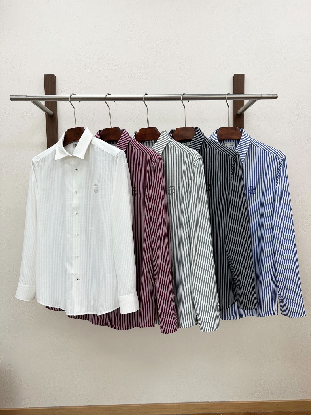 NO:775430,New products] Products from Shanghai Trading Company, pure blood quality, new products for spring and summer 2026, officially sold simultaneously!  !  Bru*ello Cu*inelli men's business casual striped long-sleeved shirt!  Fashion with a typical Italian style is very sophisticated in terms of fabric selection and craftsmanship. It is very consistent with the BC aesthetic tone. It is low-key and luxurious, elegant and noble. The brand logo on the chest is a soul-like existence. This detail effectively flaunts the brand identity, enriches the vision and adds a sense of fashion!  The overall shape design cleverly incorporates oriental aesthetic elements. The unique pointed collar design liberates the collar and demonstrates the freedom and spontaneity of the personality. It is both elegant and fashionable. Combined with the modern minimalist tone of the BC family, it interprets the Italian urban noble elegance to the extreme!  The high-quality environmentally friendly cotton selected from Egypt is custom-woven by a century-old Italian workshop. It has standard ready-to-wear processes, unique fabric texture and shape, exquisite embossing technology, extremely luxurious and special fabrics, and rare fabrics that are unique on the market. The fabric attributes are all excellent, the visual is very fashionable and eye-catching, quite artistic, the comfort is unquestionable, and the experience is wonderful!  The color scheme is light and restrained, versatile and versatile. It has excellent upper body effects and a first-class slimming effect. It can be mixed and matched for both commuting and leisure. There is no age limit. It can interpret a super-stylish urban elite feel. It is a fashionable item with a high degree of control!  Color black blue gray white burgundy Size 48 50 52 54 56 Size data Size 48: Bust 106cm - Shoulder width 46cm - Clothing length 73cm - Sleeve length 62cm Size 50: Bust 110cm - Shoulder width 47cm - Clothing length 74cm - Sleeve length 63cm  Size 52: Bust 114cm - Shoulder width 48cm - Clothing length 75cm - Sleeve length 64cm. Size 54: Bust 118cm - Shoulder width 49cm - Clothing length 76cm - Sleeve length 65cm. Size 56: Bust 122cm - Shoulder width 50cm - Clothing length 77cm - Sleeve length 66cm.,chanel,shirts,19860909新品】 上海贸易公司货,纯正血统品质,2026春夏新品,官方同步售卖！！Bru*ello Cu*inelli男士商务休闲条纹长袖衬衫！颇具意大利典型风格的时装,在面料选取和工艺方面都相当考究,极符合 BC美学基调,低调且奢华,优雅且高贵,胸前的品牌标识属于灵魂式的存在,此细节有力标榜了品牌身份,即丰富了视觉亦让时髦感加持！整体的形态设计巧妙融入了东方美学元素,别致的尖领设计,解放领部束缚,彰显个性自由随性,即高雅亦时髦,结合BC家现代极简主义基调,将意式的都市高贵优雅风阐释到极致境界！客供埃及甄选的上等环保棉,意大利百年工坊定织而成,标准成衣工序,面料肌理形态别致,绝妙的压纹工艺,极为奢华特殊的面料,市面绝无仅有的稀罕面料,面料属性皆为上乘,视觉非常时髦且吸睛,颇具艺术感,舒适度毋庸置疑,体验感妙不可言！配色轻熟内敛,且万能百搭,上身效果出色,显瘦程度一流,即通勤亦休闲混搭,无年龄层次限定,可以诠释出超具型格的都市精英感,属于驾驭度极高的时髦单品！ 颜色黑色 蓝色 灰色 白色 酒红色 尺码48 50 52 54 56 尺码数据 48码:胸围106cm-肩宽46cm-衣长73cm-袖长62cm 50码:胸围110cm-肩宽47cm-衣长74cm-袖长63cm 52码:胸围114cm-肩宽48cm-衣长75cm-袖长64cm 54码:胸围118cm-肩宽49cm-衣长76cm-袖长65cm 56码:胸围122cm-肩宽50cm-衣长77cm-袖长66cm,,chanel,shirts,,Men's clothing