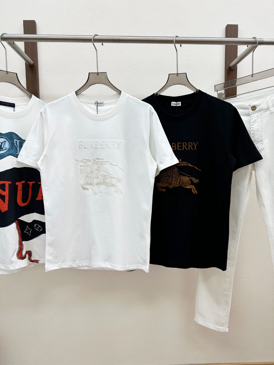 NO:830573,【新品】贸易公司渠道稀出,同步官网发售3955RMB！  2026 spring and summer new Bur*e*ry jersey cotton basic round neck short T-shirt, the same style for men and women with classic war horse pattern embroidery casual pullover short-sleeved T-shirt!  In today's dazzling clothing market, there are always some unique designs that can instantly catch people's attention, and the B family war horse embroidered T-shirt is one of them. When you first see it, you will be deeply attracted by its unique charm! 这款T恤选用客供定制平纹针织棉布,当你轻轻触摸就能感受到它那柔软顺滑的触感！  Moreover, the fabric also has good breathability. Even in the hot summer, you will not feel stuffy when wearing it. Sweat can be quickly discharged from the body, keeping the body dry and comfortable!  The eye-catching war horse logo pattern on the front uses three-dimensional dense needle embroidery technology. The embroidery masters rely on their superb skills and rich experience to carefully carve it stitch by stitch!  Every stitch is precise and every thread is closely connected. After countless threadings, this lifelike war horse pattern is finally presented, full of power and dynamics!  The three-dimensional dense needle embroidery process makes the war horse pattern have a strong sense of layering and three-dimensionality. Looking from a distance, it looks like a real war horse leaping on the T-shirt, making people want to reach out and touch it!  Fitted cut, designers have deeply studied ergonomics and carefully created this fit that perfectly fits the body according to the characteristics and proportions of different body shapes!  It is neither too loose and makes you look bloated, nor is it too tight which makes you feel restrictive. When you wear it, your figure will be properly displayed, making you look tall and confident!  Color Black White Size S M L   XXL码肩宽49cm-胸围118cm-衣长73cm,,burberry,T-shirt,tees，t-shirt,19860909【新品】贸易公司渠道稀出,同步官网发售3955RMB！2026春夏新款Bur*e*ry平纹针织棉布基础圆领短Tee,男女同款经典战马图案刺绣休闲套头短袖T恤衫！在如今琳琅满目的服装市场中,总有一些独具匠心的设计能瞬间抓住人们的目光,B家战马刺绣T恤便是其中之一.当你第一眼看到它,就会被它独特的魅力所深深吸引！这款T恤选用客供定制平纹针织棉布,当你轻轻触摸就能感受到它那柔软顺滑的触感！而且面料还具有良好的透气性,即使在炎炎夏日,穿着它也不会感到闷热,汗水能迅速排出体外,保持身体的干爽舒适！前幅醒目的战马标识图案,采用立体密针刺绣工艺,刺绣师傅们凭借着精湛的技艺和丰富的经验,一针一线地精心雕琢！每一针都精准无误,每一线都紧密相连,经过无数次的穿针引线,才最终呈现出了这栩栩如生的战马图案,充满了力量与动感！立体密针刺绣工艺使得战马图案具有强烈的层次感和立体感,远远望去,就像一匹真实的战马跃然于T恤之上,让人忍不住想要伸手触摸！合身版型裁剪,设计师们深入研究人体工程学,根据不同身材的特点和比例,精心打造出了这款能够完美贴合身体的版型！它既不会过于宽松而显得臃肿,也不会过于紧身而让人感到拘束,穿上它你的身材线条会被恰到好处地展现出来,显得挺拔而自信！ 颜色黑色 白色 尺码S M L XL XXL 尺码数据 S码肩宽45cm-胸围102cm-衣长67cm  M码肩宽46cm-胸围106cm-衣长68cm  L码肩宽47cm-胸围110cm-衣长69cm  XL码肩宽48cm-胸围114cm-衣长71cm  XXL码肩宽49cm-胸围118cm-衣长73cm,,burberry,T-shirt,tees，t-shirt,,Men's clothing
