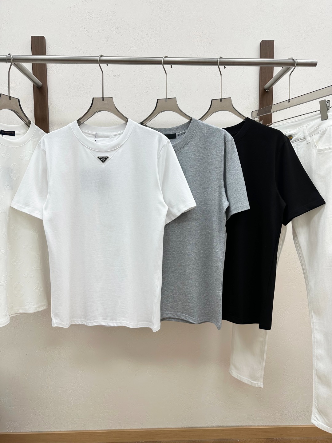 NO:830546,[New product] Rarely available through trading company channels, available on the official website simultaneously for 8655RMB!  2026 spring and summer new Pr*da jersey cotton unisex casual short-sleeved T-shirt with metal triangle logo badge under the collar!  This T-shirt is made of custom-made plain knitted cotton. The fabric has excellent air permeability and moisture absorption. After a complex weaving process, these cotton threads are woven into a fine and tight jersey cotton. It feels as soft as a cloud. When worn next to the body, it feels like being gently wrapped by a layer of soft clouds, which directly fills you with comfort!  The knitted ribbed round neck splicing design has good elasticity and can fit the neck line. It will not be too tight to make people feel uncomfortable, nor will it be too loose and lose the shape. It is like an intimate partner, silently caring for your neck and giving you just the right comfort!  The metal triangle badge embellishment under the collar is undoubtedly the finishing touch of this T-shirt. It is not only full of design, but also a symbol of luxury status!  Designers have conducted in-depth research on ergonomics and carefully tailored the fit according to different body characteristics. Whether you have a slender figure or a plump figure, you can find the most suitable wearing effect in this T-shirt!  Color Black White Gray Size S M L  XXL size, shoulder width 50cm - bust 120cm - length 76cm, T-shirt, tees, t-shirt,19860909【新品】贸易公司渠道稀出,同步官网发售8655RMB！2026春夏新款Pr*da平纹针织棉布男女同款领口下方金属三角标徽章休闲短袖T恤衫！这款T恤选用客供定制平纹针织棉布,面料具有极佳的透气性和吸湿性,经过复杂的织造工艺,这些棉线交织成了细腻而紧密的平纹针织棉布,触感如同云朵般轻柔,贴身穿在身上,仿佛被一层轻柔的云朵温柔包裹,舒适感直接拉满！针织罗纹圆领拼接设计,具有良好的弹性,能够贴合颈部线条,既不会勒得太紧让人感到不适,也不会过于松垮而失去版型,它就像一位贴心的伴侣,默默地呵护着你的颈部,给予恰到好处的舒适感！而领口下方金属三角标徽章点缀,无疑是这件T恤的点睛之笔,不仅充满了设计感,更是奢华身份的象征！合身的版型设计,设计师们深入研究人体工程学,根据不同身材特点进行精心裁剪,无论是修长的身材还是较为丰满的体型,都能在这件T恤中找到最合适的穿着效果！ 颜色黑色 白色 灰色 尺码S M L XL XXL 尺码数据 S码肩宽46cm-胸围104cm-衣长68cm M码肩宽47cm-胸围108cm-衣长70cm L码肩宽48cm-胸围112cm-衣长72cm XL码肩宽49cm-胸围116cm-衣长74cm XXL码肩宽50cm-胸围120cm-衣长76cm,,T-shirt,tees，t-shirt,,Men's clothing