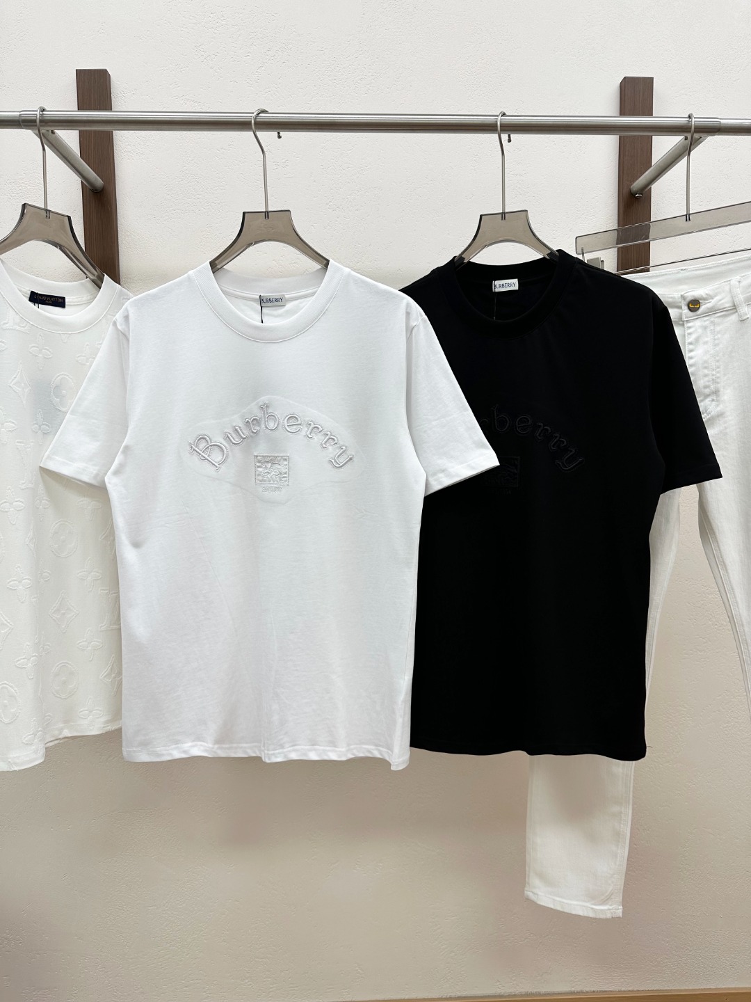 NO:830537,[New product] Rarely available through trading company channels, available on the official website simultaneously for 4455RMB!  2026 spring and summer new Bur*e*ry jersey cotton unisex patch embroidered war horse logo casual short-sleeved T-shirt!  This T-shirt is made of custom-made plain knitted cotton fabric. After a complex weaving process, the knitted cotton fabric has a fine and even texture. It feels soft and smooth, just like a baby's skin. It is light and comfortable on the body without any burden!  Moreover, the fabric has good breathability and moisture absorption, which can keep the skin dry even on hot summer days, and will not make you feel stuffy and uncomfortable due to the accumulation of sweat!  The front panel design is the finishing touch of the entire dress. The Gothic letter logo embroidery is like the twinkling stars in the night sky, exuding unique charm!  The embroidery design of the war horse patch below adds a unique personality and fashion sense to the entire T-shirt!  The war horse patch embroidery and the classic letter logo embroidery echo each other, creating a classic and high-end brand tone, allowing people to feel the unique charm and profound heritage of the brand at a glance!  Cut in a form-fitting style, it is neither too loose, making it look bloated and procrastinating, nor too tight, making people feel restricted and uncomfortable. Wearing it, it can perfectly fit the body curves and show off the wearer's figure advantages!  Color White Black Size S M L  XXL size shoulder width 49cm - bust 120cm - length 75cm, burberry, T-shirt, tees, t-shirt,19860909【新品】贸易公司渠道稀出,同步官网发售4455RMB！2026春夏新款Bur*e*ry平纹针织棉布男女同款贴布刺绣战马标识休闲短袖T恤衫！这款T恤选用客供定制平纹针织棉布,经过复杂的织造工艺,织出的平纹针织棉布纹理细腻、均匀,手感柔软顺滑,仿佛是婴儿的肌肤一般,贴在身上轻盈舒适,毫无负担！而且面料具有良好的透气性和吸湿性,即使在炎热的夏日,也能让肌肤保持干爽,不会因为汗水的积聚而感到闷热不适！前幅设计是整件衣服的点睛之笔,哥特式字母标识刺绣,宛如夜空中闪烁的星辰,散发着独特的魅力！下方战马贴布刺绣设计,更是为整件T恤增添了一份独特的个性和时尚感！战马贴布刺绣与经典字母标识刺绣相互呼应,营造出一种经典高级的品牌调性,让人一眼就能感受到品牌的独特魅力和深厚底蕴！合身版型裁剪,它既不会过于宽松,显得臃肿拖沓,也不会过于紧身,让人感到束缚不适,穿上它能够完美地贴合身体曲线,展现出穿着者的身材优势！ 颜色白色 黑色 尺码S M L XL XXL 尺码数据 S码肩宽45cm-胸围104cm-衣长67cm M码肩宽46cm-胸围108cm-衣长69cm L码肩宽47cm-胸围112cm-衣长71cm XL码肩宽48cm-胸围116cm-衣长73cm XXL码肩宽49cm-胸围120cm-衣长75cm,,burberry,T-shirt,tees，t-shirt,,Men's clothing