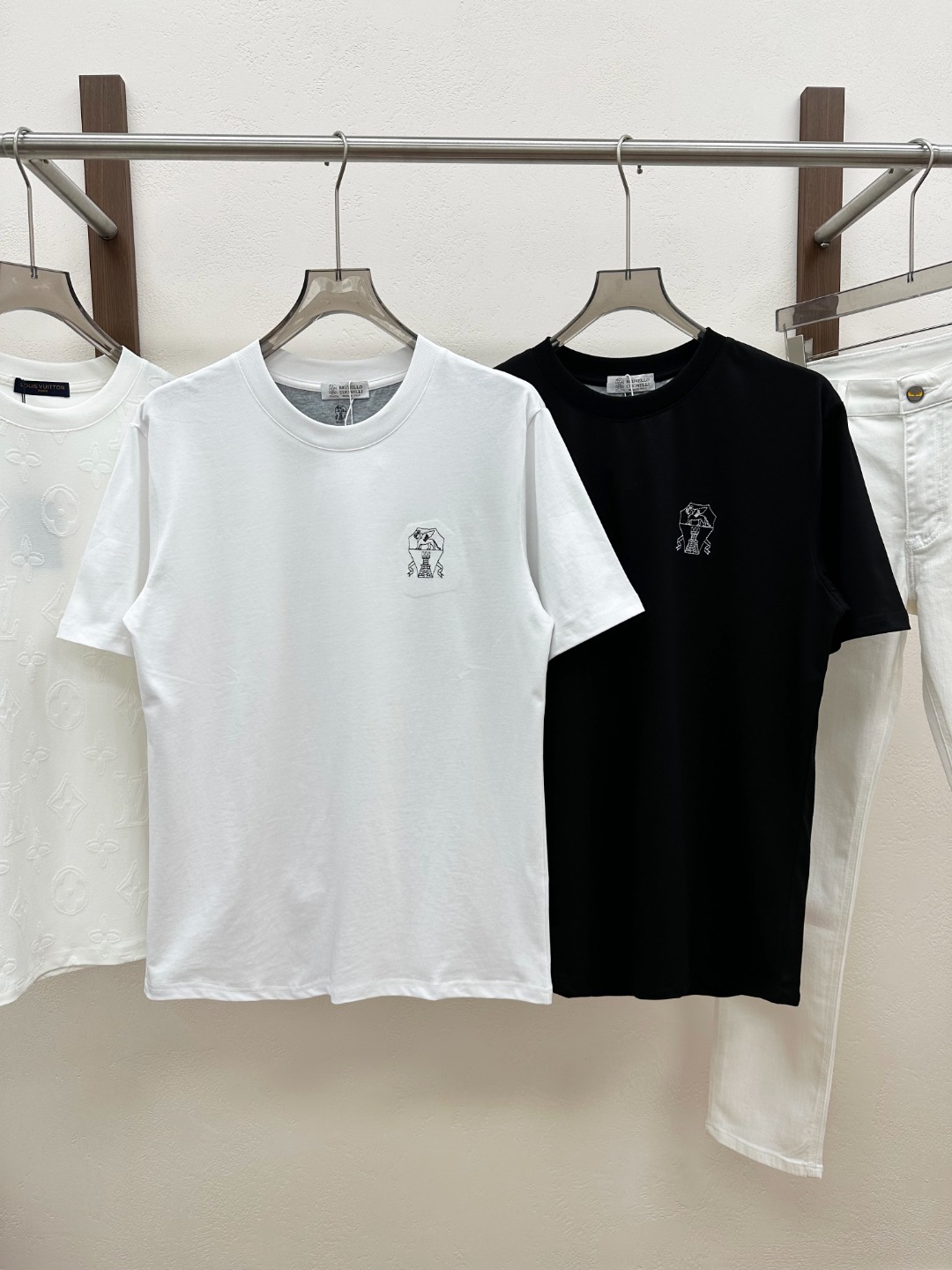 NO:830519,[New product] Rarely available through trading company channels, available simultaneously on the official website!  2026 spring and summer new Brun*llo Cuci*elli jersey cotton unisex classic badge embroidery fashionable casual short-sleeved T-shirts!  This T-shirt is made of custom-made plain knitted cotton fabric. After a complex weaving process, the knitted cotton fabric produced has a tight texture but just the right breathability!  Moreover, the fabric also has good hygroscopicity. Even if the body is sweating slightly in the hot summer, it can quickly absorb sweat and keep the skin dry and comfortable, so that you can feel free and comfortable all the time!  The classic badge embroidery decoration on the chest is undoubtedly the soul of the entire T-shirt. The designer cleverly integrated the brand elements into the badge, and devoted his efforts to every stitch and thread!  The embroidery masters are even more skilled. The needles in their hands are like agile dancers, moving lightly on the cotton cloth with smooth and clear lines, as if they are the perfect picture drawn by the master's pen, without any delays or flaws!  It is not only a simple decoration, but also a symbol of status and a pursuit of quality and fashion!  The overall design is simple yet high-end, without too many complicated designs, but it can inadvertently show the wearer's unique taste and temperament!  The fitted version is like armor tailor-made for the body. It is neither too loose and dragging, nor too tight to make you feel restricted. It cleverly fits the body curves, showing the beauty of natural and smooth lines!  Color White Black Size S M L  XXL size, shoulder width 49cm - bust 120cm - length 75cm, brunello cucinelli, T-shirt, tees, t-shirt,19860909【新品】贸易公司渠道稀出,同步官网发售！2026春夏新款Brun*llo Cuci*elli平纹针织棉布男女同款经典徽章刺绣时尚休闲短袖T恤衫！这款T恤采用客供定制平纹针织棉布,经过复杂的织造工序,织就出的平纹针织棉布质地紧密,却又有着恰到好处的透气性！而且面料还具有良好的吸湿性,即使在炎炎夏日,身体微微出汗,它也能迅速吸收汗水,保持肌肤的干爽舒适,让你时刻都能感受到自在与惬意！胸前经典徽章刺绣装饰无疑是整件T恤的灵魂所在,设计师巧妙地将品牌元素融入徽章之中,每一针每一线都倾注了心血！刺绣师傅们更是技艺精湛,他们手中的针如同灵动的舞者,在棉布上轻盈穿梭,线条流畅清晰,仿佛是大师笔下勾勒出的完美画卷,没有丝毫的拖沓与瑕疵！它不仅仅是一个简单的装饰,更是一种身份的象征,一种对品质与时尚的追求！整体简约而不失高级感,没有过多繁杂的设计,却能在不经意间展现出穿着者的独特品味与气质！合身版型就像是为身体量身定制的铠甲,既不会过于宽松显得拖沓,也不会过于紧身让人感到束缚,它巧妙地贴合身体曲线,展现出自然流畅的线条美！ 颜色白色 黑色 尺码S M L XL XXL 尺码数据 S码肩宽45cm-胸围104cm-衣长67cm M码肩宽46cm-胸围108cm-衣长69cm L码肩宽47cm-胸围112cm-衣长71cm XL码肩宽48cm-胸围116cm-衣长73cm XXL码肩宽49cm-胸围120cm-衣长75cm,,brunello cucinelli,T-shirt,tees，t-shirt,,Men's clothing