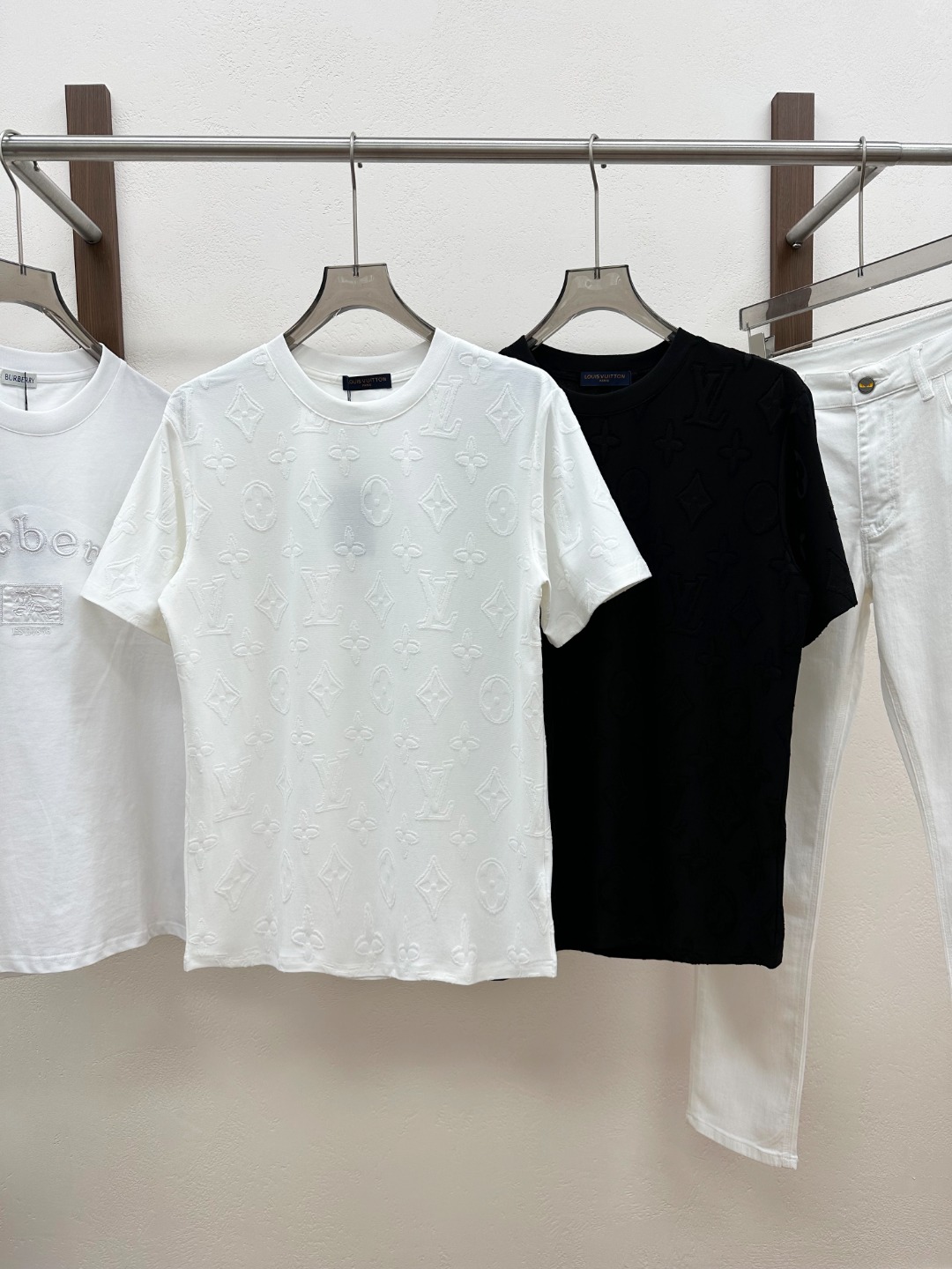 NO:830508,[New product] Rarely available through trading company channels, available simultaneously on the official website!  2026 spring and summer new 1V knitted stretch cotton unisex three-dimensional presbyopic pattern casual solid color short-sleeved T-shirt!  This T-shirt is made of custom-made knitted stretch cotton. It not only has the natural softness and skin-friendly nature of cotton fabrics, but also fits your skin as softly as a cloud, giving you an unparalleled comfort experience!  At the same time, it also has excellent elasticity, which will not make you feel restricted at all, as if it is a second layer of skin tailor-made for you!  The all-over three-dimensional presbyopia pattern has long become a classic logo in the fashion industry, carrying the brand's long history and profound cultural heritage!  The presbyopia pattern on this T-shirt is carefully crafted using high-end jacquard technology. The pattern is woven directly into the fabric through special machines and processes, rather than being added through subsequent printing or embroidery!  This process makes the pattern and fabric perfectly integrated, presenting a three-dimensional and realistic effect, as if every presbyopic pattern 'comes alive' on the fabric!  The overall design is a solid color design, without too many complicated colors, but with a simple and elegant style, it shows a unique temperament that is low-key yet luxurious!  The fit-fit design can cleverly fit the curves of the body. It is neither too tight and exposes the shortcomings of the figure, nor is it too loose and looks bloated and dragging!  Recommended for men and women alike!  Color White Black Size S M L  XXL size, shoulder width 50cm - bust 120cm - length 76cm, T-shirt, tees, t-shirt,19860909【新品】贸易公司渠道稀出,同步官网发售！2026春夏新款1V针织弹力棉布男女同款立体老花图案休闲纯色短袖T恤衫！这款T恤采用客供定制针织弹力棉布,不仅拥有棉质面料天然的柔软与亲肤,就像云朵般轻柔地贴合在肌肤上,给予你无与伦比的舒适体验！同时还具备出色的弹性,不会让你有丝毫的束缚感,仿佛是为你量身定制的第二层肌肤！通体立体老花图案,早已成为了时尚界的经典标识,承载着品牌悠久的历史与深厚的文化底蕴！而这件T恤上的老花图案,采用了高端提花工艺精心打造,通过特殊的机器和工艺,将图案直接织入面料之中,而不是通过后续的印刷或刺绣等方式添加！这种工艺使得图案与面料完美融合,呈现出一种立体而逼真的效果,仿佛每一个老花图案都在面料上“活”了起来！整体设计纯色设计,没有过多繁杂的色彩堆砌,却凭借着简洁大方的风格,展现出一种低调而不失奢华的独特气质！合身版型设计,能够巧妙地贴合身体的曲线,既不会过于紧身而暴露身材的缺点,也不会过于宽松而显得臃肿拖沓！男女同款推荐！ 颜色白色 黑色 尺码S M L XL XXL 尺码数据 S码肩宽46cm-胸围104cm-衣长68cm  M码肩宽47cm-胸围108cm-衣长70cm  L码肩宽48cm-胸围112cm-衣长72cm  XL码肩宽49cm-胸围116cm-衣长74cm  XXL码肩宽50cm-胸围120cm-衣长76cm,,T-shirt,tees，t-shirt,,Men's clothing