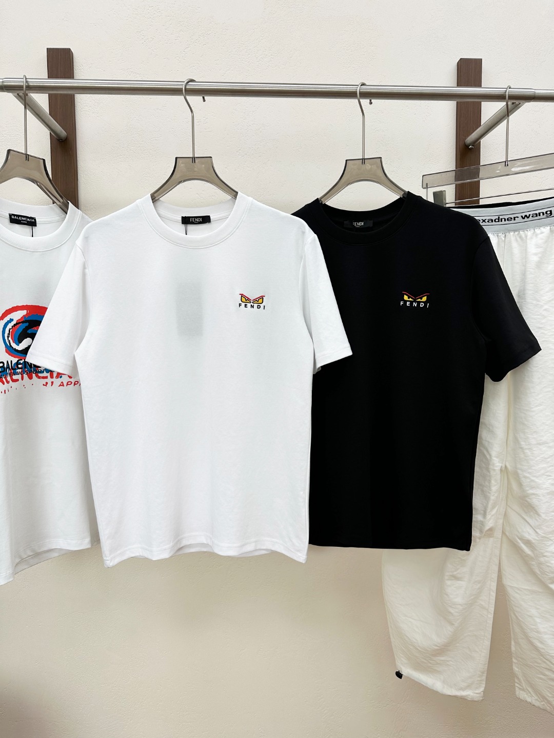 NO:830481,[New Product] 2026 spring and summer new Fe*di Bag bugs embroidered element logo short-sleeved T-shirt!  The elements of classic works are thought-provoking, the ultimate luxury style. The classic feeling is actually eternal. The subversive design uses Goldline knitted cotton fabric, which is extremely delicate and neat. The texture is as soft and comfortable as cotton wool, making leisure activities refreshing and unburdened. The bag bugs element design makes the dress full of fashion and makes ready-to-wear wonderful. The 'Devil's Eye' logo is designed with embroidery technology, and the three-dimensional shape is very creative. Color Black White  Size S M L  XXL size, shoulder width 50cm - bust 120cm - length 76cm, T-shirt, tees, t-shirt,19860909【新品】2026春夏新款Fe*di Bag bugs 刺绣元素标识短袖T恤！经典著作的元素耐人寻味,极致的奢华风度款.经典感实则永存.颠覆感的设计运用Goldline针织棉面料,极其细腻,工整无疑,表里如一的质感如同棉絮般的柔软舒适,让休闲活动的同时清爽不负担.Bag bugs元素设计让着身潮尚十足让成衣着身奇妙无比.“恶魔眼”标识采用刺绣工艺设计,立体感十足造型极具创意. 颜色黑色 白色 尺码S M L XL XXL 尺码数据 S码肩宽46cm-胸围104cm-衣长68cm  M码肩宽47cm-胸围108cm-衣长70cm  L码肩宽48cm-胸围112cm-衣长72cm  XL码肩宽49cm-胸围116cm-衣长74cm  XXL码肩宽50cm-胸围120cm-衣长76cm,,T-shirt,tees，t-shirt,,Men's clothing