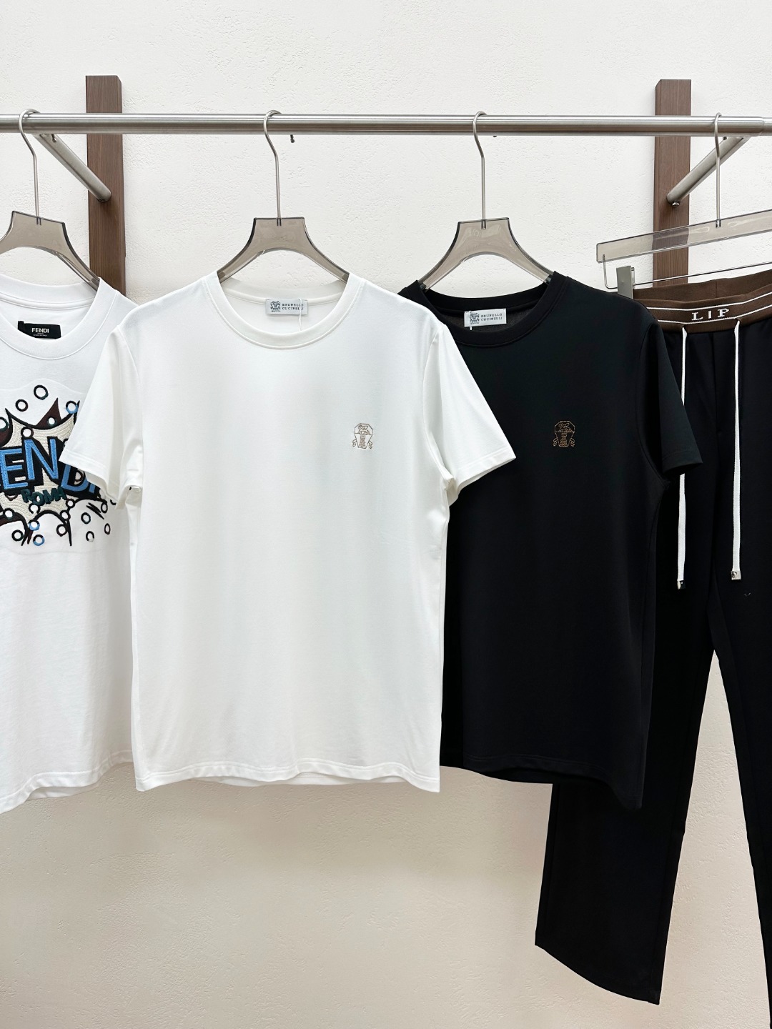 NO:830552,[New Product] 2026 spring and summer new Brun*llo Cucin*ill embroidered badge round neck short-sleeved T-shirt!  Every piece of BC's ready-to-wear is a unique luxury style. A simple and elegant high-end experience, suitable for single wear and inner wear. The ready-made clothes focus on artistry and fine workmanship. They only use Egyptian long-staple cotton for customers. The texture like baby skin brings comfort and breathability. It has always been BC's principle to abandon complicated and cumbersome things. The iconic Solomon Castle emblem embroidered on the chest is an important plot of the story, a truly low-key luxury work. Color White Black  Size S M L  XXL size shoulder width 49cm - bust 118cm - length 73cm, brunello cucinelli, T-shirt, tees, t-shirt,19860909【新品】2026春夏新款Brun*llo Cucin*ill刺绣徽章圆领短袖T恤！BC的每一件成衣都是独一无二的奢品风采.简约大气的高奢品格体验,单穿内搭皆适宜.成衣注重艺术性和精良做工.客供进口埃及长绒棉,它只选用埃及长绒棉.婴儿肤质般的质感带来舒适透气的效果.摒弃繁复累赘一直属于BC的原则.胸口刺绣标志性的Solomon城堡徽章是故事的重要情节,真正低调奢华之作. 颜色白色 黑色 尺码S M L XL XXL 尺码数据 S码肩宽45cm-胸围102cm-衣长67cm  M码肩宽46cm-胸围106cm-衣长68cm  L码肩宽47cm-胸围cm-衣长69cm  XL码肩宽48cm-胸围114cm-衣长71cm  XXL码肩宽49cm-胸围118cm-衣长73cm,,brunello cucinelli,T-shirt,tees，t-shirt,,Men's clothing