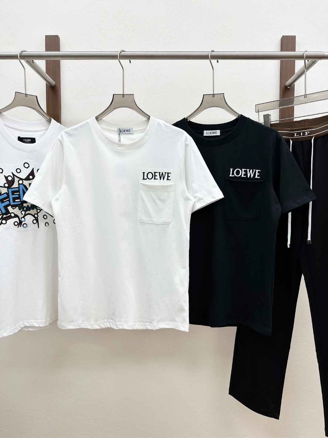NO:830543,[New Product] 2026 spring and summer new Lo*we pocket embroidered logo short-sleeved T-shirt!  Classic works and unique designs, a must-have for fashionistas. Wear it alone with a very exquisite and full short T. Plain knitted cotton fabric, the highest standard of fabrics with meticulous craftsmanship. The perfect and delicate texture makes the dress more comfortable and breathable. The modern casual tailoring is neat and meticulous, creating a unique style charm. The new embroidery process logo is full of delicate three-dimensionality, highlighting the brand connotation. The design shows simple and exquisite details. Color White Black Size S M L XL XXL Size Data  S size shoulder width 45cm - chest size 102cm - length 67cm M size shoulder width 46cm - chest size 106cm - length 68cm L size shoulder width 47cm - chest size 110cm - length 69cm19860909【新品】2026春夏新款Lo*we口袋刺绣标识短袖T恤！经典著作和特性设计,时尚达人必收款.单穿内搭相当精致满满的短T.平纹针织棉面料,细致工艺技术最高的面料标准.完美细腻的质感让着身更为舒适透气.现代休闲化裁剪工整细致,铸就独特造型魅力.全新刺绣工艺标识饱满细腻立体感十足,凸显品牌内涵设计尽展简约精致细节. 颜色白色 黑色 尺码S M L XL XXL 尺码数据 S码肩宽45cm-胸围102cm-衣长67cm  M码肩宽46cm-胸围106cm-衣长68cm  L码肩宽47cm-胸围110cm-衣长69cm  XL码肩宽48cm-胸围114cm-衣长71cm  XXL码肩宽49cm-胸围118cm-衣长73cm,,T-shirt,tees，t-shirt,,Men's clothing