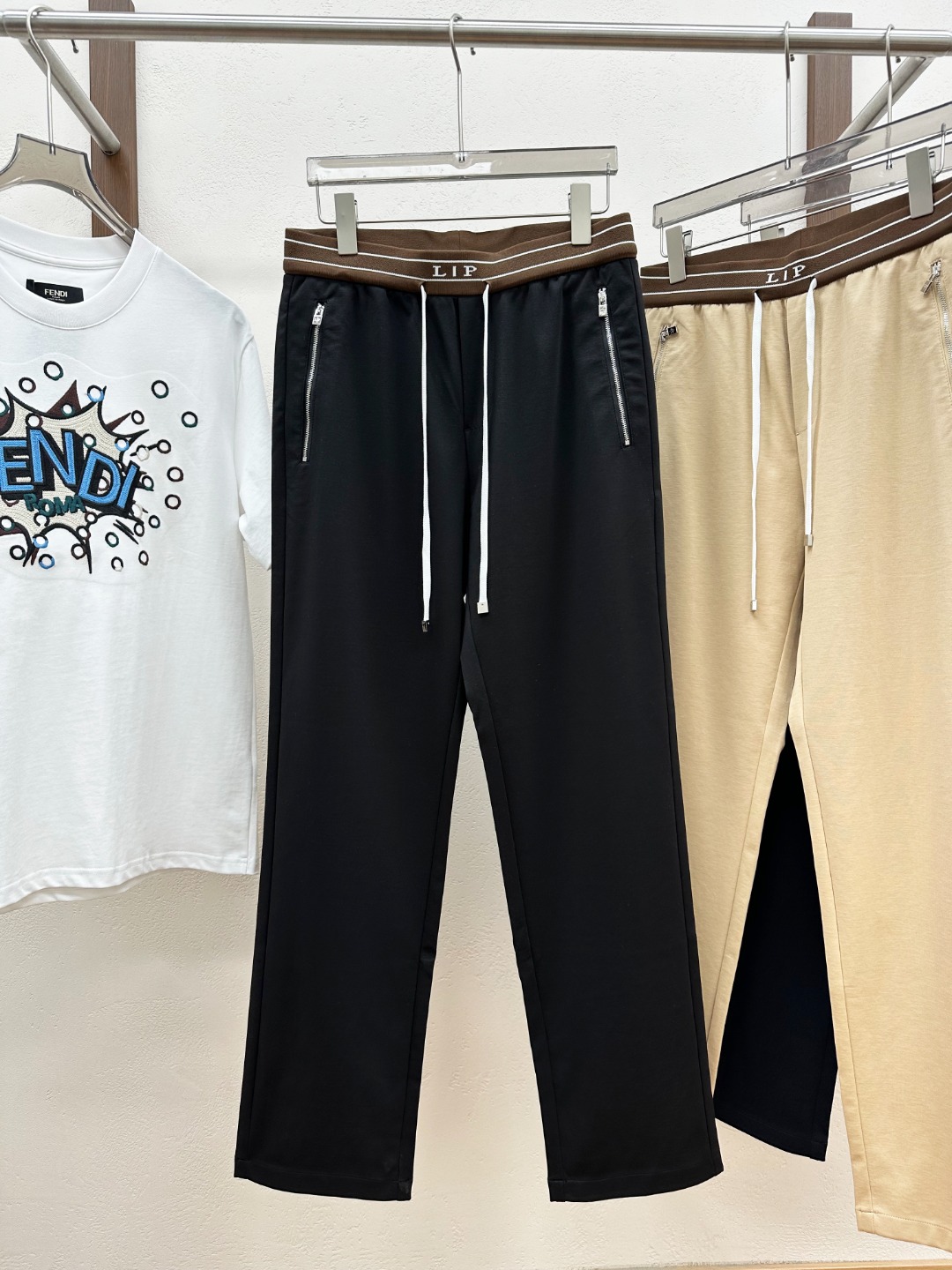 NO:844567,New product] Trading company channel product, produced by Italian original factory, 2026 spring and summer new Lo*o Pi*na men's high-end blended business casual pants, a fashion with typical Italian style, very sophisticated in terms of fabric selection and craftsmanship, and the overall shape has LP  The family's strong aesthetic genes are low-key and luxurious, elegant and noble. Every detail proves the brand's own high-end sense. The iconic brand badge logo on the back pocket is a soul-like injection, very refined and fashionable, and effectively flaunts the identity!  We provide customers with high-end selected ultra-fine fabrics. The fabric properties are first-class. High-density fibers are combined with long-staple cotton materials selected from Egypt. The texture is fine and natural and soft, similar to velvet texture. It has perfect comfort and breathability. The tactile experience is self-evident. It is skin-friendly and smooth for ultimate enjoyment. It is treated with non-iron and anti-wrinkle technology, and its stiffness is extremely superior!  The details are outstanding, with Seiko’s exclusive custom-made zipper and drawstring design, and the hemming and stitching are also quite exquisite. The involvement of hand-stitching reflects the ingenuity of the details, and the inside of the girdle is also well-handled!  The color scheme is light, sophisticated, restrained and versatile, both elegant and harmonious, perfect for business commuting and outings for leisure. The upper body is full of luxury and luxury. The excellent lines create a sense of competence and neatness. Coupled with the sophisticated tailoring technology, the upper body can instantly interpret the super stylish look of urban elites and celebrities!  In line with the urban elitist life philosophy, these are the best trousers that can only be found but not sought after!  Color black dark blue khaki Size 48 50 52 54 56 58 Size data Size 48 waist 76cm - front 31cm - leg 32cm - trouser length 106cm Size 50 waist 80cm - front 32cm - leg 33cm - trouser length 107cm Size 52 waist 84cm - front 33cm - leg 34cm - trouser length 108cm  Size 54 waist circumference 88cm - front section 34cm - leg circumference 35cm - pants length 109cm Size 56 waist circumference 92cm - front section 35cm - leg circumference 36cm - pants length cm Size 58 waist circumference 96cm - front section 36cm - leg circumference 37cm - pants length 1cm,,loro piana,19860909新品】贸易公司渠道臻品,意大利原厂出品,2026春夏新款 Lo*o Pi*na男士高端混纺商务休闲裤,颇具意大利典型风格的时装,在面料选取和工艺方面都相当考究,通体的造型有着 LP 家族强烈的美学基因,低调且奢华,优雅且高贵,每一个细节都在力证品牌自身的高级感,后口袋标志性品牌徽章标识,属于灵魂式的注入,非常精致时髦,且有力标榜了身份！客供高级甄选超细面料,面料属性堪称一流,高密度支数纤维,融合埃及甄选的长绒棉材质,肌理细腻自然柔软,类似于天鹅绒质感,舒适性与透气性完美兼备,触感体验不言而喻,亲肤顺滑,极致享受,免烫抗皱工艺处理,挺括性极为优越！细节非常出色,精工专属定制拉链,搭配抽绳设计,包边走线亦颇为精湛考究,手工缝制的参与体现了匠心细节,腰封内里处理的亦相当到位！配色轻熟内敛百搭,亦庄亦谐,商务通勤与出街休闲完美驾驭,上身满满奢贵感,极佳的线条塑造出干练和利落感,配以精良的裁剪工艺,上身瞬间可以诠释出超具型格的都市精英和明星即视感！符合都市精英主义生活哲学,可遇而不可求的极品裤装！ 颜色黑色 深蓝 卡其色 尺码48 50 52 54 56 58 尺码数据 48码腰围76cm-前档31cm-腿围32cm-裤长106cm 50码腰围80cm-前档32cm-腿围33cm-裤长107cm 52码腰围84cm-前档33cm-腿围34cm-裤长108cm 54码腰围88cm-前档34cm-腿围35cm-裤长109cm 56码腰围92cm-前档35cm-腿围36cm-裤长cm 58码腰围96cm-前档36cm-腿围37cm-裤长1cm,,loro piana,,Men's clothing