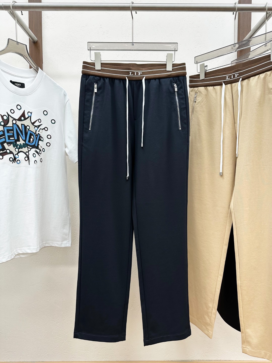 NO:844572,[New Product] Premium products from trading company channels, originally produced in Italy, 2026 spring and summer new style Lo*o Pi*na men's high-end blended business casual pants, a fashion with typical Italian style, very sophisticated in fabric selection and craftsmanship, and the overall shape has LP  The family's strong aesthetic genes are low-key and luxurious, elegant and noble. Every detail proves the brand's own high-end sense. The iconic brand badge logo on the back pocket is a soul-like injection, very refined and fashionable, and effectively flaunts the identity!  We provide customers with high-end selected ultra-fine fabrics. The fabric properties are first-class. High-density fibers are combined with long-staple cotton materials selected from Egypt. The texture is fine and natural and soft, similar to velvet texture. It has perfect comfort and breathability. The tactile experience is self-evident. It is skin-friendly and smooth for ultimate enjoyment. It is treated with non-iron and anti-wrinkle technology, and its stiffness is extremely superior!  The details are outstanding, with Seiko’s exclusive custom-made zipper and drawstring design, and the hemming and stitching are also quite exquisite. The involvement of hand-stitching reflects the ingenuity of the details, and the inside of the girdle is also well-handled!  The color scheme is light, sophisticated, restrained and versatile, both elegant and harmonious, perfect for business commuting and outings for leisure. The upper body is full of luxury and luxury. The excellent lines create a sense of competence and neatness. Coupled with the sophisticated tailoring technology, the upper body can instantly interpret the super stylish look of urban elites and celebrities!  In line with the urban elitist life philosophy, these are the best trousers that can only be found but not sought after!  Color black dark blue khaki Size 48 50 52 54 56 58 Size data Size 48 waist 76cm - front 31cm - leg 32cm - trouser length 106cm Size 50 waist 80cm - front 32cm - leg 33cm - trouser length 107cm Size 52 waist 84cm - front 33cm - leg 34cm - trouser length 108cm  Size 54 waist circumference 88cm - front section 34cm - leg circumference 35cm - pants length 109cm Size 56 waist circumference 92cm - front section 35cm - leg circumference 36cm - pants length cm Size 58 waist circumference 96cm - front section 36cm - leg circumference 37cm - pants length 1cm,,loro piana,19860909【新品】贸易公司渠道臻品,意大利原厂出品,2026春夏新款 Lo*o Pi*na男士高端混纺商务休闲裤,颇具意大利典型风格的时装,在面料选取和工艺方面都相当考究,通体的造型有着 LP 家族强烈的美学基因,低调且奢华,优雅且高贵,每一个细节都在力证品牌自身的高级感,后口袋标志性品牌徽章标识,属于灵魂式的注入,非常精致时髦,且有力标榜了身份！客供高级甄选超细面料,面料属性堪称一流,高密度支数纤维,融合埃及甄选的长绒棉材质,肌理细腻自然柔软,类似于天鹅绒质感,舒适性与透气性完美兼备,触感体验不言而喻,亲肤顺滑,极致享受,免烫抗皱工艺处理,挺括性极为优越！细节非常出色,精工专属定制拉链,搭配抽绳设计,包边走线亦颇为精湛考究,手工缝制的参与体现了匠心细节,腰封内里处理的亦相当到位！配色轻熟内敛百搭,亦庄亦谐,商务通勤与出街休闲完美驾驭,上身满满奢贵感,极佳的线条塑造出干练和利落感,配以精良的裁剪工艺,上身瞬间可以诠释出超具型格的都市精英和明星即视感！符合都市精英主义生活哲学,可遇而不可求的极品裤装！ 颜色黑色 深蓝 卡其色 尺码48 50 52 54 56 58 尺码数据 48码腰围76cm-前档31cm-腿围32cm-裤长106cm 50码腰围80cm-前档32cm-腿围33cm-裤长107cm 52码腰围84cm-前档33cm-腿围34cm-裤长108cm 54码腰围88cm-前档34cm-腿围35cm-裤长109cm 56码腰围92cm-前档35cm-腿围36cm-裤长cm 58码腰围96cm-前档36cm-腿围37cm-裤长1cm,,loro piana,,Men's clothing
