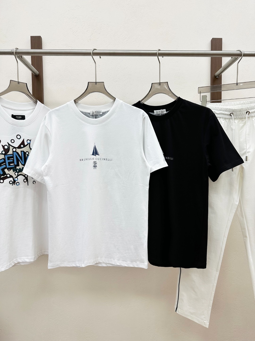 NO:830534,[New product] Rarely available through trading company channels, available simultaneously on the official website!  2026 spring and summer new Brun*llo Cucin*ill men's classic sailing badge pattern printed casual short-sleeved T-shirt!  This T-shirt is made of custom-made plain knitted cotton. The fabric not only feels great, but also has good breathability!  In the hot summer, wearing it is like being exposed to the cool breeze. Sweat can be quickly discharged from the body, keeping the skin dry and comfortable at all times, without the discomfort of being hot and sticky!  The printing of the classic sailboat badge pattern on the front is undoubtedly the finishing touch of the entire dress. The pattern design is exquisite, the lines are simple and smooth, without too many complicated decorations, but it vividly displays the shape of the sailboat!  The simple design style reveals a sense of high-end. It is not ostentatious, but can inadvertently attract the attention of others, making you stand out from the crowd!  In addition to the fabric and pattern, the fit of this T-shirt is also very good. After careful research and many trial adjustments, the designer has created a fit that can adapt to most people's body types!  It is neither too loose and bloated, nor too slim to expose the shortcomings of the figure, showing the best condition!  Color Black White Size S M L  XXL size, shoulder width 49cm - bust 116cm - length 73cm, brunello cucinelli, T-shirt, tees, t-shirt,19860909【新品】贸易公司渠道稀出,同步官网发售！2026春夏新款Brun*llo Cucin*ill男士经典帆船徽章图案印花休闲短袖T恤衫！这款T恤采用了客供定制平纹针织棉布,面料不仅手感极佳,还具有良好的透气性！在炎炎夏日,穿上它就如同置身于清凉的微风之中,汗水能够迅速排出体外,让肌肤始终保持干爽舒适,不会产生那种闷热黏腻的不适感！前幅经典帆船徽章图案印花无疑是整件衣服的点睛之笔,图案设计精妙,线条简洁流畅,没有过多繁杂的装饰,却将帆船的形态栩栩如生地展现出来！简约的设计风格却透露出一种高级感,它不张扬,却能在不经意间吸引他人的目光,让你在人群中脱颖而出！除了面料和图案,这款T恤的版型也十分合身,设计师经过精心的研究和多次的试穿调整,打造出了这款能够适应大多数人体型的合身版型！它既不会过于宽松显得臃肿,也不会过于修身暴露身材的缺点,展现出最佳的状态！ 颜色黑色 白色 尺码S M L XL XXL 尺码数据 S码肩宽45cm-胸围cm-衣长67cm  M码肩宽46cm-胸围104cm-衣长68cm  L码肩宽47cm-胸围108cm-衣长69cm  XL码肩宽48cm-胸围112cm-衣长71cm  XXL码肩宽49cm-胸围116cm-衣长73cm,,brunello cucinelli,T-shirt,tees，t-shirt,,Men's clothing