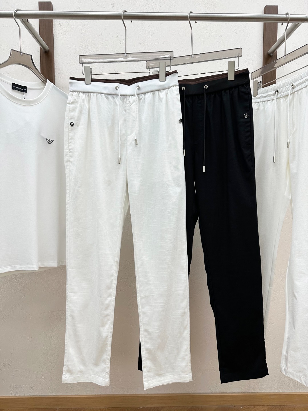 NO:830505,[New product] Rarely available through trading company channels, available simultaneously on the official website!  2026 spring and summer new Ze*na thin linen blended drawstring casual pants, men's metal Z-shaped buttons, fashionable contrasting color waistband, old money style casual pants!  The trousers are carefully selected from custom-made linen blended fabrics. When you gently touch them, the light and soft texture will be instantly transferred to your fingertips, as gentle as the breeze blowing across your cheeks!  Wearing it is like a layer of breathing skin with excellent breathability. Even in the hot summer, it can make you feel cool, as if you are in a cool forest, far away from the hustle and bustle of the city!  The front and back pockets are decorated with metal Z-shaped buttons. This seemingly simple touch adds endless fashion and high-end sense to the entire pair of pants!  The design of the fashionable contrasting elastic waistband creates a strong visual impact and creates a fashionable and lively atmosphere!  The elastic waistband design is not only easy to put on and take off, but can also be freely adjusted according to different people's body shapes. Whether you are a slim fashionista or a plump and steady man, you can easily control it!  The straight version is the classic feature of this pair of pants. It has no exaggerated lines or cumbersome designs, but it has won the love of many men for its simple and elegant style!  The straight shape can well modify the leg lines and make your legs look straighter and slender. Whether paired with a pair of simple leather shoes or a pair of fashionable sneakers, it can show different styles and charms!  Color black white Size M L  XL size waist 84/90cm - hip 110cm - front 31cm - thigh 74cm - trouser length 109cm - trouser leg 38cm XXL size waist 88/94cm - hip 114cm - front 31cm - thigh 76cm - trouser length 110cm - trouser leg 39cm  3XL size waist 92/98cm-hip 118cm-front 31cm-thigh 78cm-length 110cm-leg 39cm,,sneakers,19860909【新品】贸易公司渠道稀出,同步官网发售！2026春夏新款 Ze*na轻薄亚麻混纺抽绳休闲裤,男士金属Z字纽扣时尚撞色裤腰老钱风休闲长裤！该裤装精心挑选客供定制亚麻混纺面料,当你轻轻抚摸它,那质地轻盈柔软的触感便会瞬间传递到指尖,如同微风拂过脸颊般轻柔！穿在身上它就像一层会呼吸的肌肤,透气性极佳,即使在炎炎夏日,也能让你感受到丝丝凉爽,仿佛置身于清凉的森林之中,远离了城市的喧嚣与燥热！前后口袋均饰以金属Z字纽扣点缀,这看似简单的一笔,却为整条裤子增添了无尽的时尚感与高级感！时尚撞色松紧裤腰的设计,形成了强烈的视觉冲击,营造出一种时尚而又活泼的氛围！松紧裤腰的设计,不仅方便穿脱,还能根据不同人的身材进行自由调节,无论你是身材苗条的时尚达人,还是体型较为丰满的稳重男士,都能轻松驾驭！直筒版型是这款裤子的经典之处,它没有过于夸张的线条,也没有繁琐的设计,却以其简洁大方的风格赢得了众多男士的喜爱！直筒的形状,能够很好地修饰腿部线条,让你的双腿看起来更加笔直修长,无论是搭配一双简约的皮鞋,还是一双时尚的运动鞋,都能展现出不同的风格与魅力！ 颜色黑色 白色 尺码M L XL XXL XXXL 尺码数据 M码腰围76/82cm-臀围102cm-前档30cm-大腿围72cm-裤长108cm-裤脚36cm L码腰围80/86cm-臀围106cm-前档30cm-大腿围73cm-裤长109cm-裤脚37cm XL码腰围84/90cm-臀围110cm-前档31cm-大腿围74cm-裤长109cm-裤脚38cm XXL码腰围88/94cm-臀围114cm-前档31cm-大腿围76cm-裤长110cm-裤脚39cm 3XL码腰围92/98cm-臀围118cm-前档31cm-大腿围78cm-裤长110cm-裤脚39cm,,sneakers,,Men's clothing