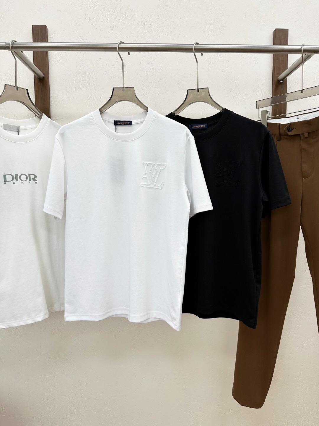 NO:849982,[New Product] 2026 spring and summer new Vden fashion three-dimensional line embroidery logo men's round neck short-sleeved T-shirt!  This T-shirt is made of custom-made technical fiber cotton blended fabric with a unique mesh structure that can quickly discharge the heat and sweat generated by the body from the body, providing you with superior breathability and perspiration!  The hand feel is even more amazing, the silky touch is like stroking the finest silk, delicate and soft!  At the same time, it is also elastic and can fit your body curves well. It is neither too tight to make you feel restricted, nor too loose to make you look draggy, giving you an unparalleled wearing experience!  The brand logo pattern created with unique line embroidery technology on the chest fully demonstrates the nobility and elegance of the brand!  The embroidery masters use superb skills to outline the brand logo with smooth and simple lines. Each line is even in thickness and the stitches are fine, as if it is a masterpiece carefully drawn by an artist!  The mirrored label patch decoration on the back collar is a status symbol!  Tailor-fitting cutting, based on ergonomic principles, designers have created this version that is most suitable for human body wear after countless trials and adjustments. It can perfectly fit your body contours and show off your figure advantages!  Color White Black Size S M L  XXL size, shoulder width 49cm - bust 118cm - length 76cm, T-shirt, tees, t-shirt,19860909【新品】2026春夏新款V登时尚立体线条刺绣标识男士圆领短袖T恤！这款T恤采用客供定制科技纤维棉质混纺面料,独特的网眼结构,能迅速将身体产生的热气和汗液排出体外,为你提供优越的透气排汗性！手感更是令人惊艳,丝滑的触感就像在抚摸最上等的丝绸,细腻而柔软！同时它还富有弹性,能够很好地贴合你的身体曲线,既不会过于紧绷让你感到束缚,也不会过于宽松而显得拖沓,给你带来无与伦比的穿着体验！胸前以独特线条刺绣技术打造的品牌标识图案,更是将品牌的高贵与优雅展现得淋漓尽致！刺绣师傅们运用精湛的技艺,用流畅简约的线条勾勒出品牌标识的轮廓,每一根线条都粗细均匀,针脚细密,仿佛是艺术家精心绘制的杰作！后领处镜像标签贴布装饰,更是一种身份的象征！合身版型裁剪,设计师们根据人体工程学原理,经过无数次的试穿和调整,打造出了这款最适合人体穿着的版型,它能够完美地贴合你的身体轮廓,展现出你的身材优势！ 颜色白色 黑色 尺码S M L XL XXL 尺码数据 S码肩宽45cm-胸围102cm-衣长68cm M码肩宽46cm-胸围106cm-衣长70cm L码肩宽47cm-胸围110cm-衣长72cm XL码肩宽48cm-胸围114cm-衣长74cm XXL码肩宽49cm-胸围118cm-衣长76cm,,T-shirt,tees，t-shirt,,Men's clothing