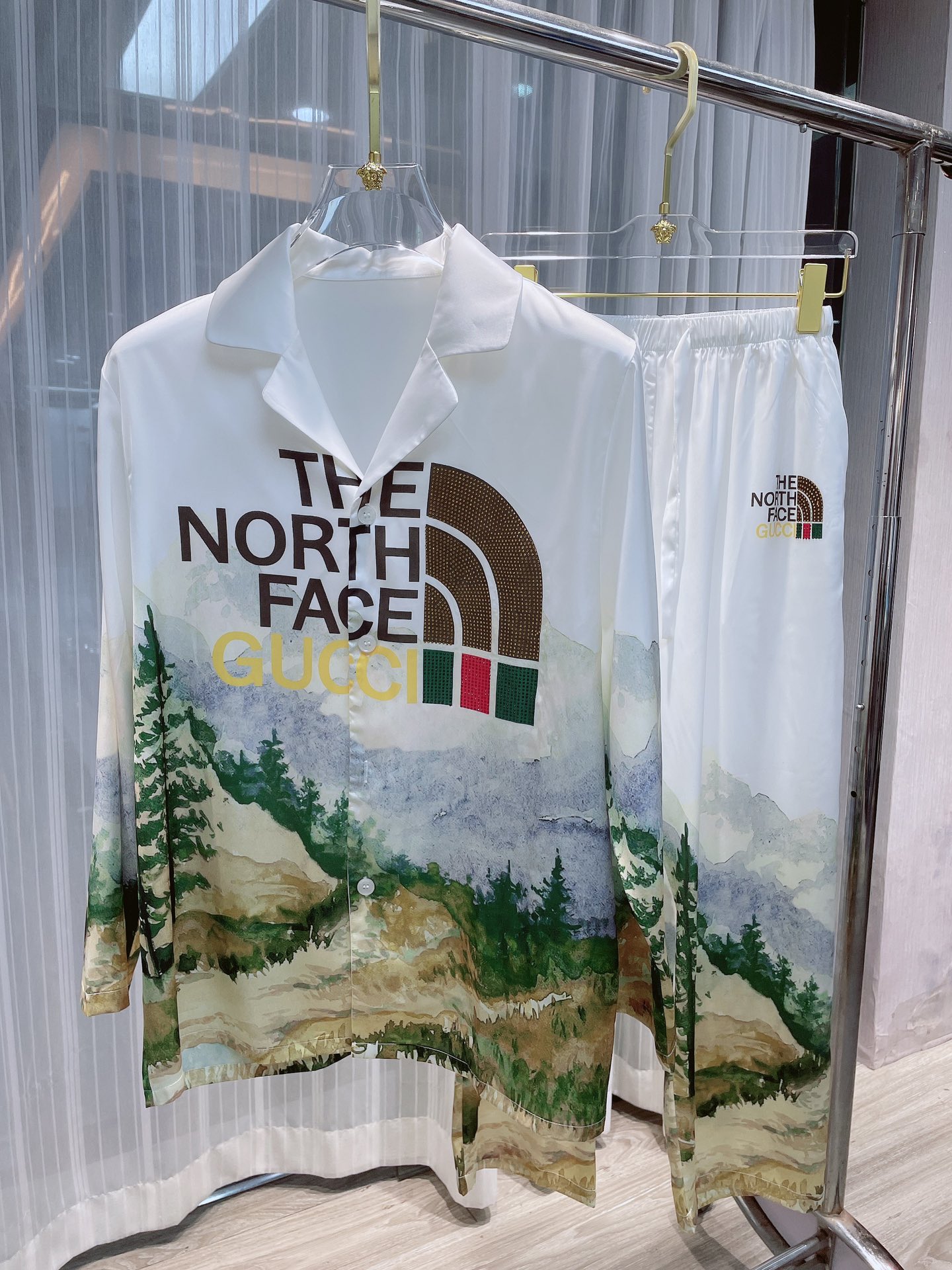 NO:142117,Paijia North Co-branded Gucci New style, long sleeve trousers, couples, high-end home clothing set, same style for men and women, uses high-end Korean silk fabric, comfortable upper body effect, size M-3XL (silk products should not be machine-washed, recommended to wash by hand or laundry bag) with exquisite packaging bags, gucci, The North Face, real silk, alexander wang19860909派家北面联名古驰 新款 长袖长裤 男女情侣款套装 高端家居服套装,男女同款,采用高定韩国丝面料,上身效果舒适,尺码M—3XL（真丝产品切勿机洗,建议手洗或者洗衣袋洗）配精美包装袋,,gucci,The North Face,real silk,alexander wang,Men's clothing