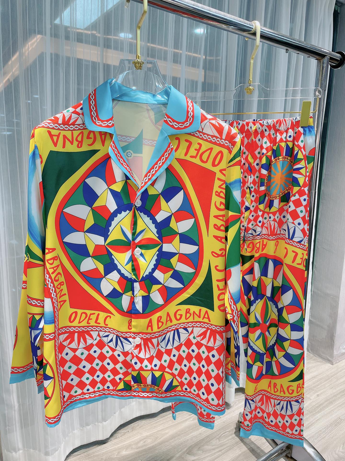 NO:142112,Paijia original new model is available for sale D home high-end home clothing suit, long-sleeved trousers, same style for couples, high-end Korean silk fabric, comfortable upper body effect, size M-3XL (silk products should not be machine-washed, recommended to wash by hand or laundry bag), dior, real silk, alexander wang19860909派家原创 新款上市 D家高端家居服套装,长袖长裤 情侣男女同款,采用高定韩国丝面料,上身效果舒适,尺码M—3XL（真丝产品切勿机洗,建议手洗或者洗衣袋洗）,,dior,real silk,alexander wang,Men's clothing