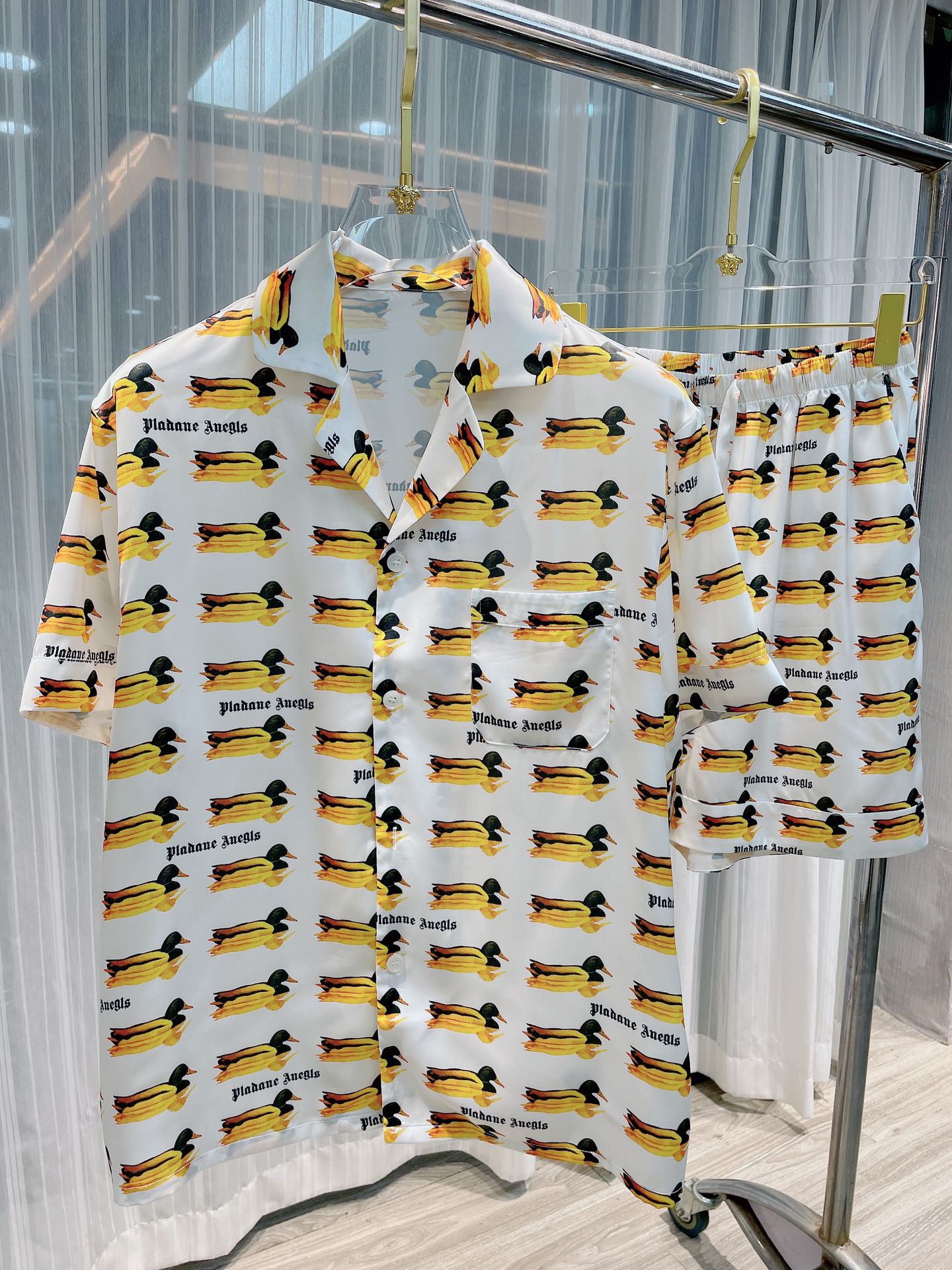 NO:142098,Paijia original new product launch new product Paris short-sleeved shorts men and women couples suits High-end home clothing suits Use high-end Korean silk fabrics, comfortable upper body effect, size M-3XL (silk products should not be machine-washed, it is recommended to wash by hand or wash with laundry bags), shorts, T-shirt, real silk, alexander wang19860909派家原创 新品上市新品巴黎 短袖短裤 男女情侣款套装 高端家居服套装 采用高定韩国丝面料,上身效果舒适,尺码M—3XL（真丝产品切勿机洗,建议手洗或者洗衣袋洗）,,shorts,T-shirt,real silk,alexander wang,Men's clothing