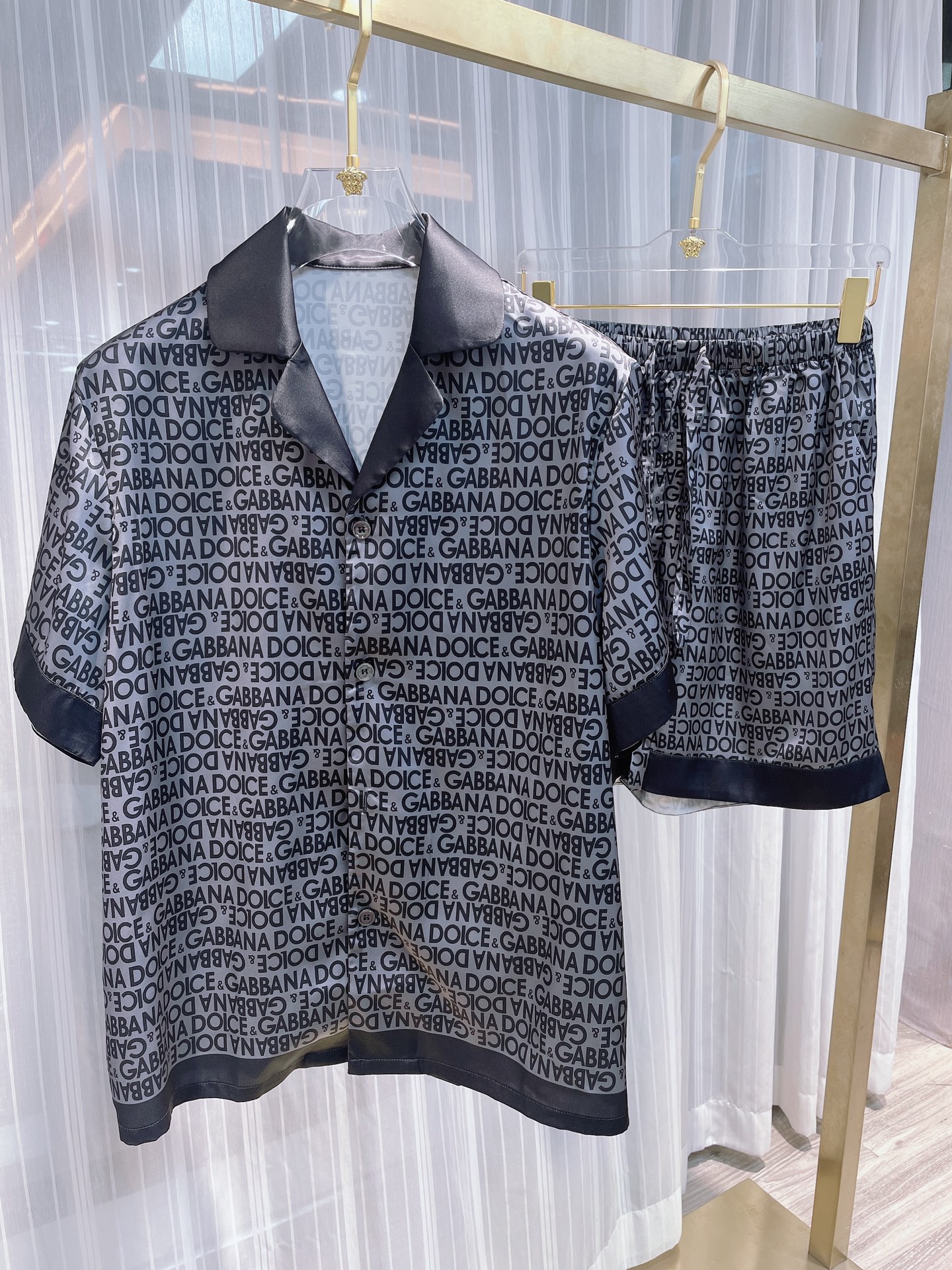 NO:142104,Paijia Original Real Shot New Products On the Market OG Home Suit Short Sleeve Shorts Men and Women's Same Couple Suit New Styles Comes High-end Home Suits, Men and Women's Same Styles, using high-end Korean silk fabrics, comfortable upper body effect, size M-3XL (Silk products should not be machine-washed, recommended to wash by hand or wash with laundry bags), shorts, T-shirt, real silk, alexander wang19860909派家原创 实物实拍 新品上市 OG 家居服 短袖短裤 男女同款情侣款套装 新款来袭 高端家居服套装,男女同款,采用高定韩国丝面料,上身效果舒适,尺码M—3XL（真丝产品切勿机洗,建议手洗或者洗衣袋洗）,,shorts,T-shirt,real silk,alexander wang,Men's clothing