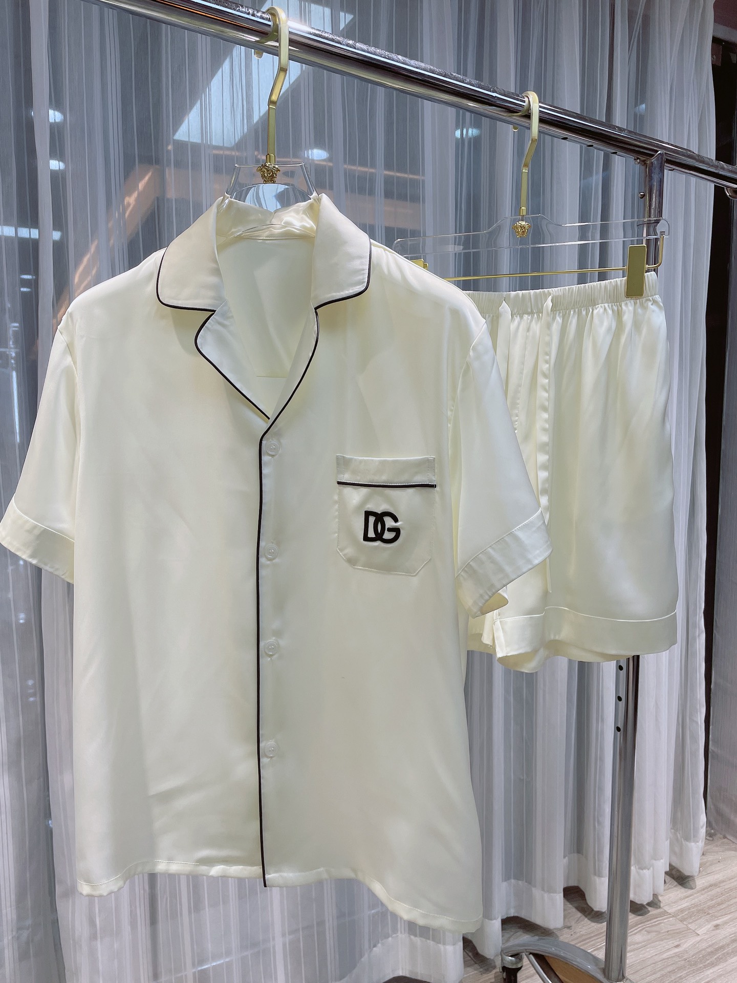 NO:142089,Paijia original innovative style, real shot, OG couple style set, shorts, high-end home clothing set, same style for men and women, uses high-end Korean silk fabric, comfortable upper body effect, size M-3XL (silk products should not be machine-washed, recommended to wash by hand or laundry bag), shorts, T-shirt, real silk, alexander wang19860909派家原创新款 实物拍摄 OG 情侣款套装 短袖短裤 高端家居服套装,男女同款,采用高定韩国丝面料,上身效果舒适,尺码M—3XL（真丝产品切勿机洗,建议手洗或者洗衣袋洗）,,shorts,T-shirt,real silk,alexander wang,Men's clothing