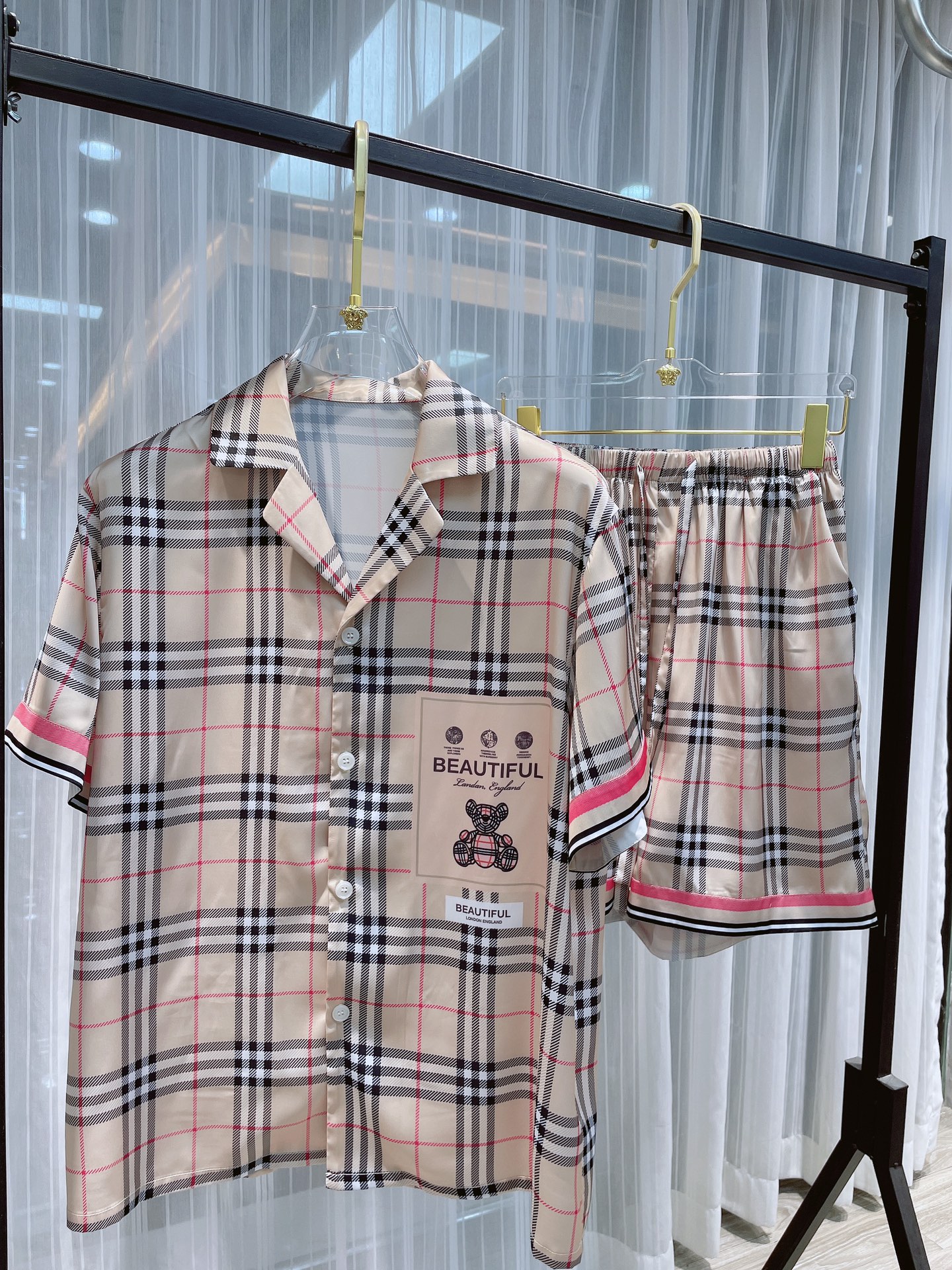 NO:142108,Original Paijia Real Shot New Products on the Market Paris Home Clothing Short Sleeve Shorts Men and Women's Same Couple Style Set New Styles are coming High-end Home Clothing Set, Men and Women's Same Style, using high-end Korean silk fabric, comfortable upper body effect, size M-3XL (silk products should not be machine-washed, recommended to wash by hand or wash with laundry bag), shorts, T-shirt, real silk, alexander wang19860909派家原创 实物实拍 新品上市 巴黎 家居服 短袖短裤 男女同款情侣款套装 新款来袭 高端家居服套装,男女同款,采用高定韩国丝面料,上身效果舒适,尺码M—3XL（真丝产品切勿机洗,建议手洗或者洗衣袋洗）,,shorts,T-shirt,real silk,alexander wang,Men's clothing