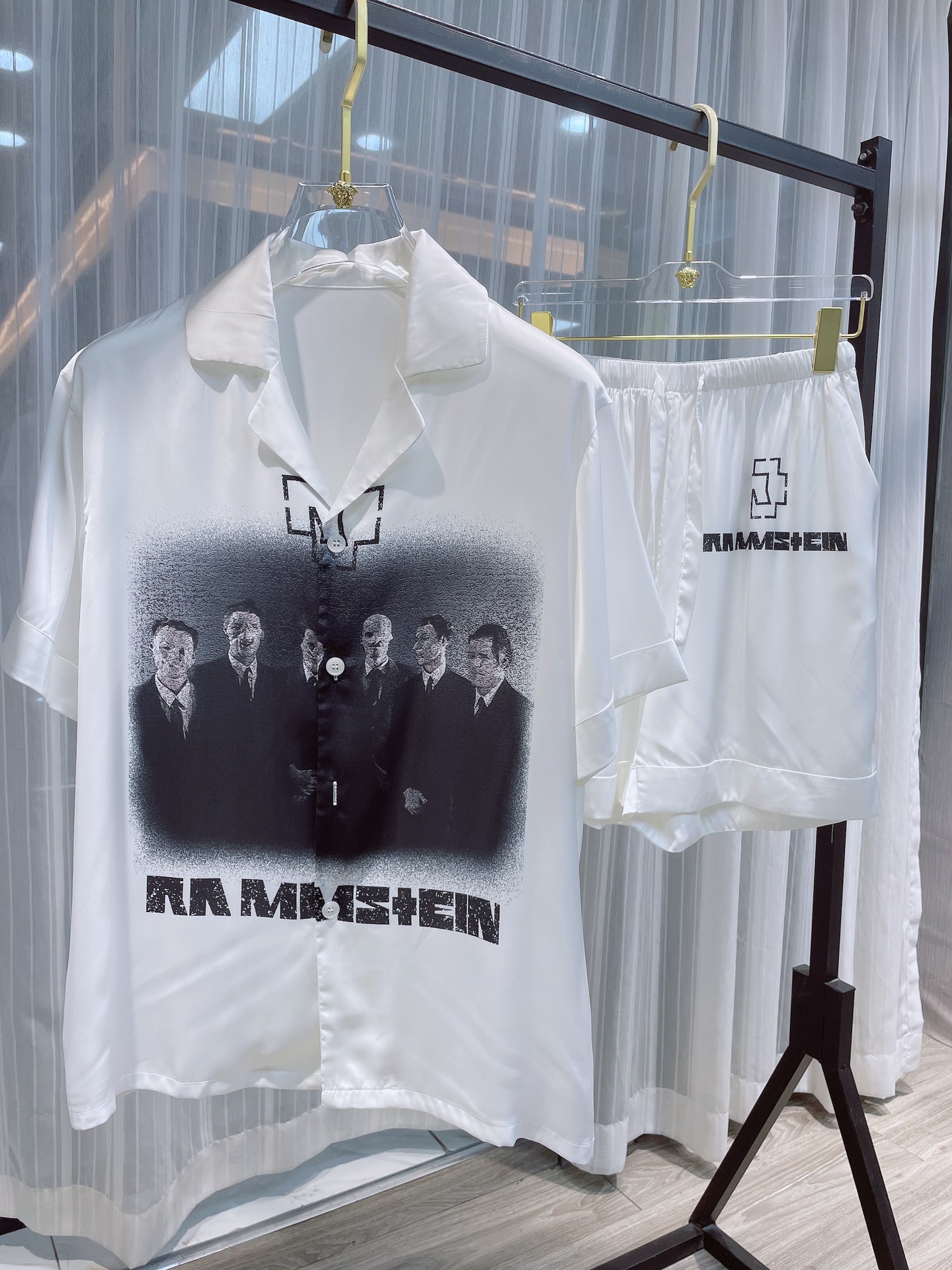 NO:142078,Original, new style, hot and popular style, Givean, same style for men and women, short-sleeved shorts, high-end home clothes are made of high-end Korean silk fabric, which feels silky and has a comfortable upper body effect!  A must-have for traveling and staying at home!  Size M-3XL (do not wash silk products by machine, it is recommended to wash by hand or wash with laundry bag), given, shorts, T-shirt, real silk, alexander wang19860909派家原创 新款新款 火热爆款纪梵 男女情侣同款 短袖短裤 高端家居服采用高定韩国丝面料,手感丝滑,上身效果舒适！旅游居家的必备品！尺码M-3XL（真丝产品切勿机洗,建议手洗或者洗衣袋洗）,,givenchy,shorts,T-shirt,real silk,alexander wang,Men's clothing