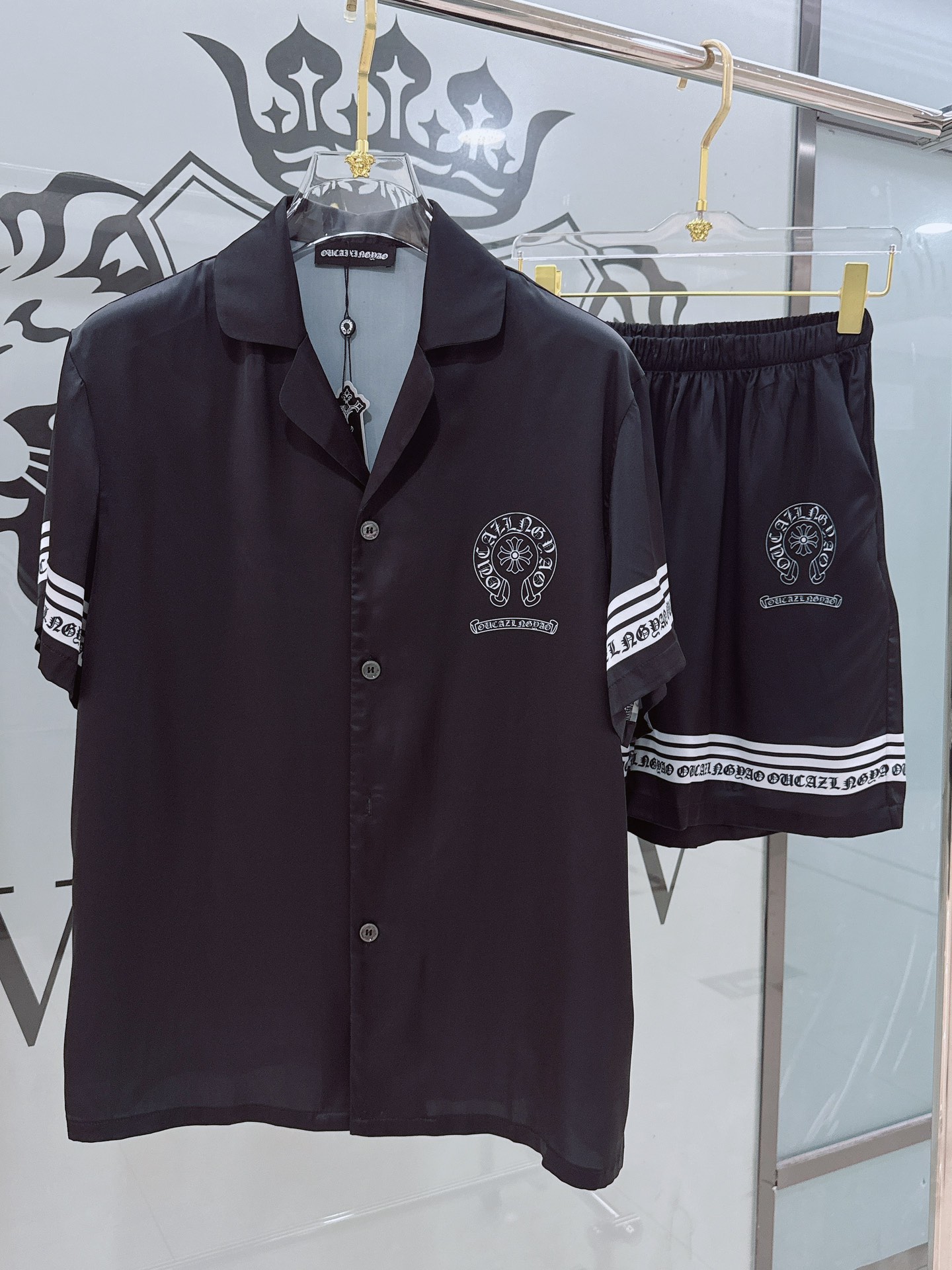 NO:142110,Original Paijia Real Shot New Croh Family Suit Short Sleeve Shorts Couple Style Set High-end Home Suit Men and Women's Style, using high-quality Korean silk fabric, comfortable upper body effect, size M-3XL (Silk products should not be machine-washed, recommended to wash by hand or wash with laundry bag), chrome hearts, loewe, shorts, T-shirt, real silk, alexander wang19860909派家原创 实物拍摄 上新 克罗家 家居服短袖短裤 情侣款套装 高端家居服 男女同款,采用高定韩国丝面料,上身效果舒适,尺码M—3XL（真丝产品切勿机洗,建议手洗或者洗衣袋洗）,,chrome hearts,loewe,shorts,T-shirt,real silk,alexander wang,Men's clothing