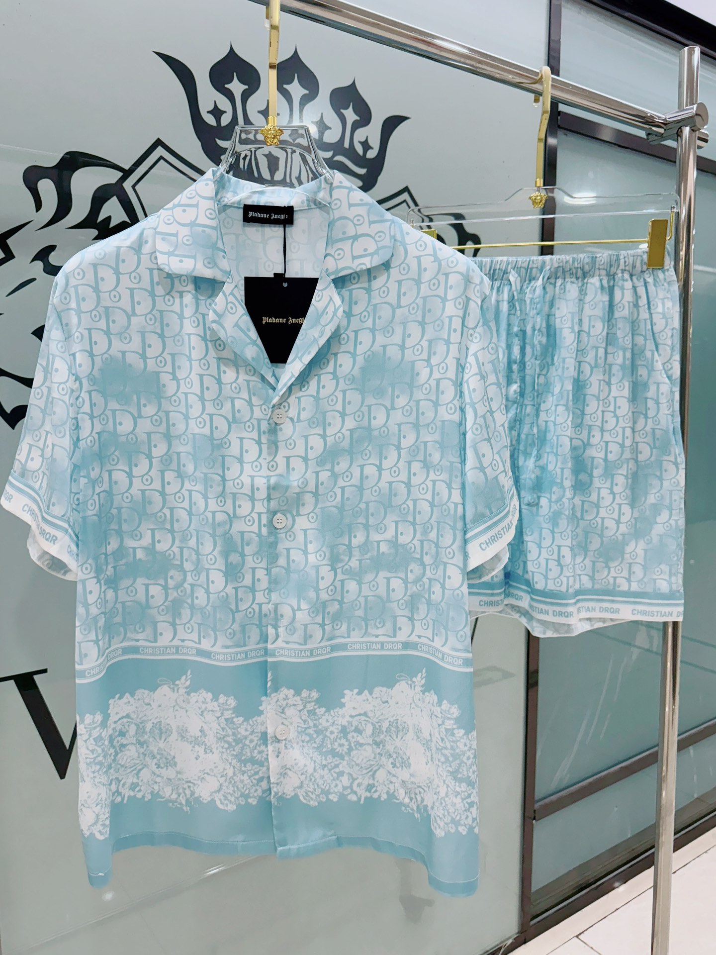 NO:142106,Original new style, new, real shot, Didi DRQR couples, men and women, shorts, high-end home clothing suit, men and women, uses high-end Korean silk fabric, comfortable upper body effect, size M-3XL (silk products should not be machine-washed, recommended to wash by hand or laundry bag), shorts, T-shirt, real silk, alexander wang19860909派家原创 新款上新 实物拍摄 迪迪DRQR 情侣男女同款套装 短袖短裤 高端家居服套装,男女同款,采用高定韩国丝面料,上身效果舒适,尺码M—3XL（真丝产品切勿机洗,建议手洗或者洗衣袋洗）,,shorts,T-shirt,real silk,alexander wang,Men's clothing