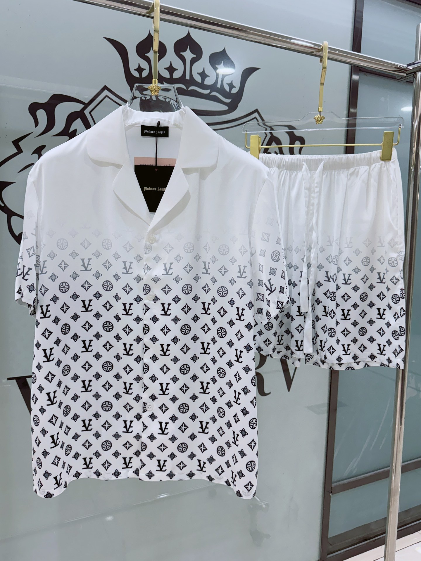 NO:142100,Paijia Original Real Shot New Products On-Selling Donkey Home Suit Short Sleeve Shorts Men and Women's Couple Style Set New Styles Arrival High-end Home Suits, Men and Women's Couple Styles, using high-end Korean silk fabrics, comfortable upper body effect, size M-3XL (Silk products should not be machine-washed, recommended to wash by hand or laundry bags),,louis vuitton, shorts, T-shirt, real silk, alexander wang19860909派家原创 实物实拍 新品上市 驴驴 家居服 短袖短裤 男女同款情侣款套装 新款来袭 高端家居服套装,男女同款,采用高定韩国丝面料,上身效果舒适,尺码M—3XL（真丝产品切勿机洗,建议手洗或者洗衣袋洗）,,louis vuitton,shorts,T-shirt,real silk,alexander wang,Men's clothing