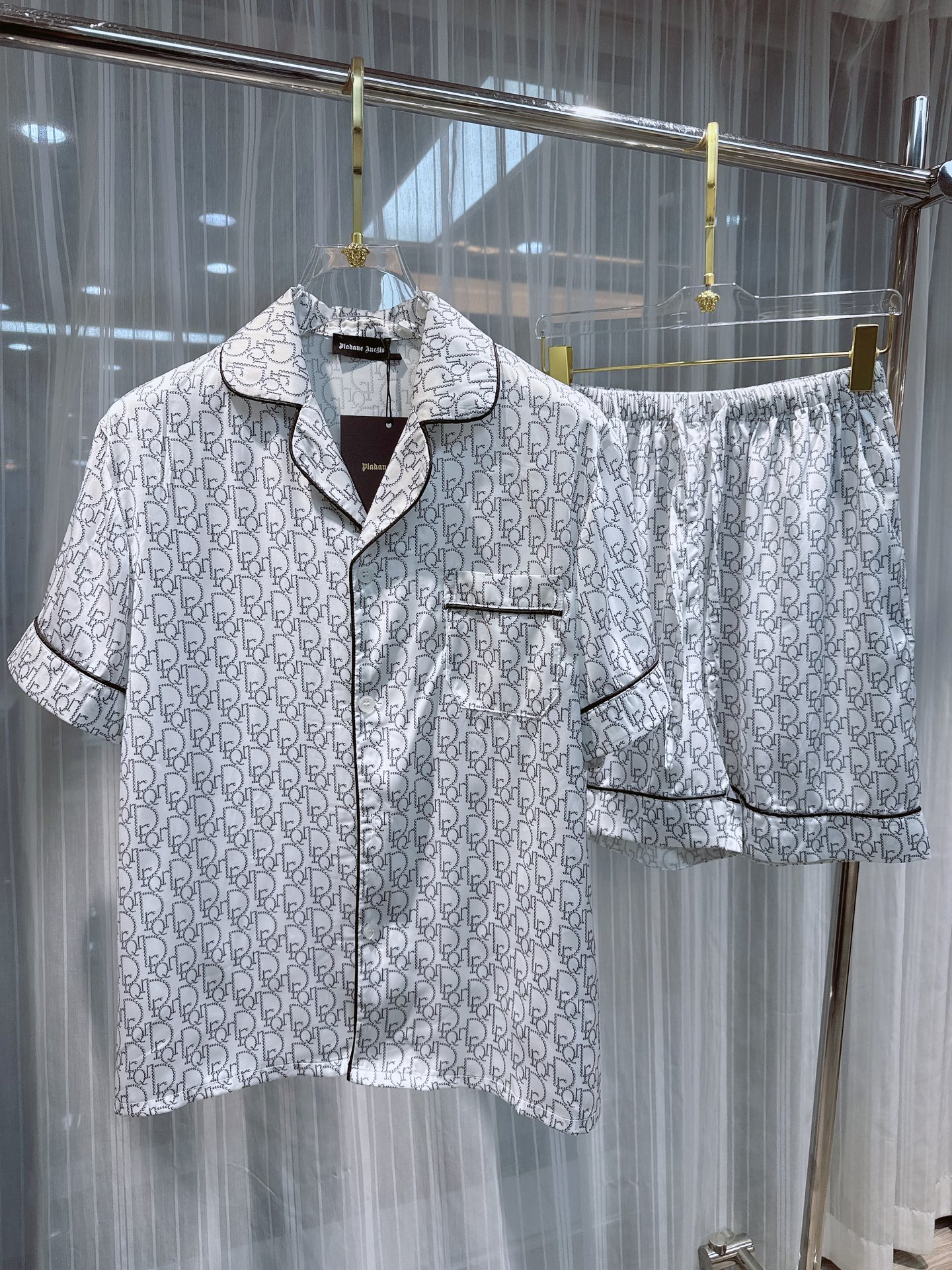 NO:142113,Original Paijia Real Shot New Products On the Market Didi DRQR Home Clothing Short Sleeve Shorts Men and Women Couple Style Set New Styles Arrival High-end Home Clothing Set, Men and Women Couple Style, uses high-end Korean silk fabric, with comfortable upper body effect, size M-3XL (Silk products should not be machine-washed, recommended to wash by hand or wash with laundry bag), shorts, T-shirt, real silk, alexander wang19860909派家原创 实物实拍 新品上市 迪迪DRQR 家居服 短袖短裤 男女同款情侣款套装 新款来袭 高端家居服套装,男女同款,采用高定韩国丝面料,上身效果舒适,尺码M—3XL（真丝产品切勿机洗,建议手洗或者洗衣袋洗）,,shorts,T-shirt,real silk,alexander wang,Men's clothing