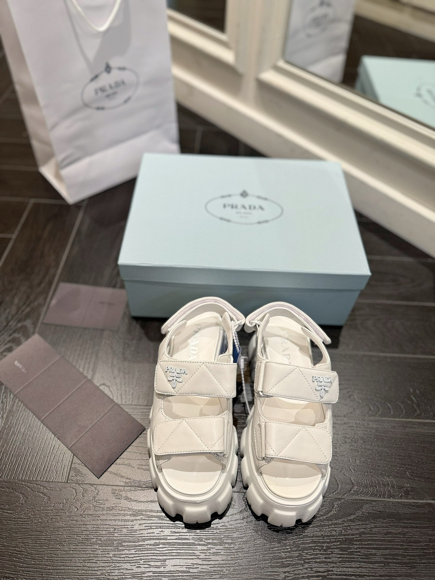 ¡Sin ganancias a precio real! 🔥PRADA🔥Las sandalias de Prada llevan el nombre de sus gruesas suelas de espuma. A travé…