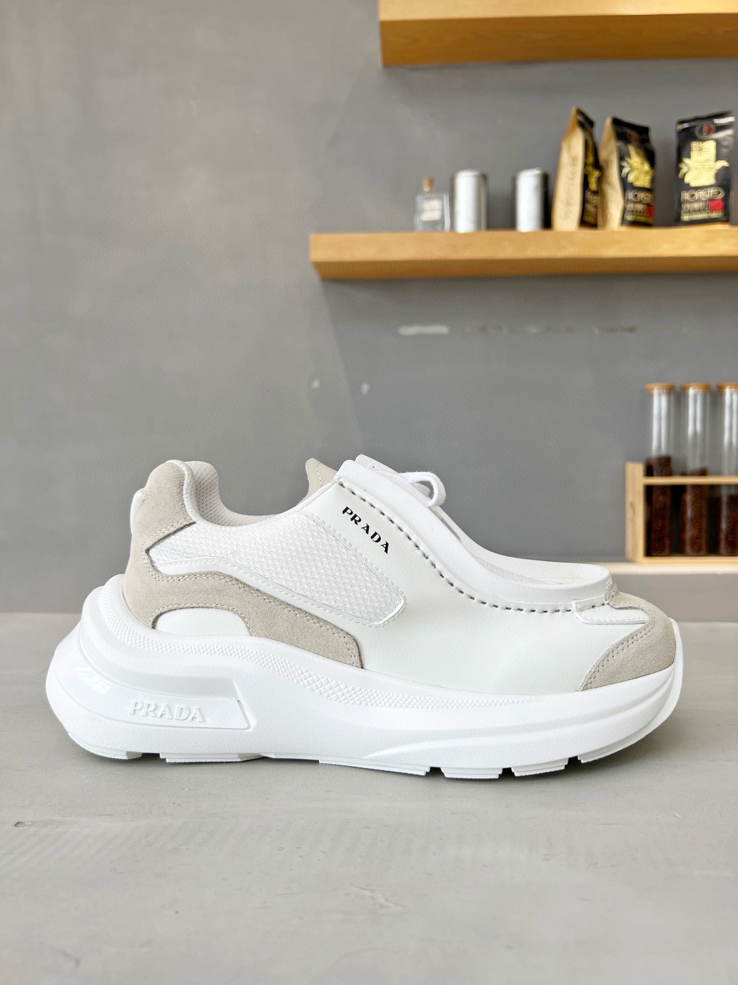 NO:283044,Real price will not be given any profit!  Pujia autumn and winter catwalk sneakers. The shoes are lightweight on the feet and the walking comfort is great. It deserves to have the shoe shape and a very distinctive design sense. It has a very high recognition. The counter is out of stock. The leather is soft and comfortable!  Opening beads and cowhide material, super soft cotton mesh inner lining, 100% comfortable, absolutely hard product, original mold opening TPUPU large bottom Size39-44, prada, sneakers, cowhide19860909实价不让利！普家秋冬走秀款运动鞋 鞋子上脚很轻便,走路舒适度都很赞 值得拥有 鞋型韵味超赞,非常有特色的设计感 辨识度极高 专柜卖断货 皮质柔软舒适度极高！ 开边珠牛皮材质 超柔软绵网布内里,舒适度百分百,绝对硬货 原版开模TPUPU大底Size39-44,,prada,sneakers,cowhide,Men's shoes