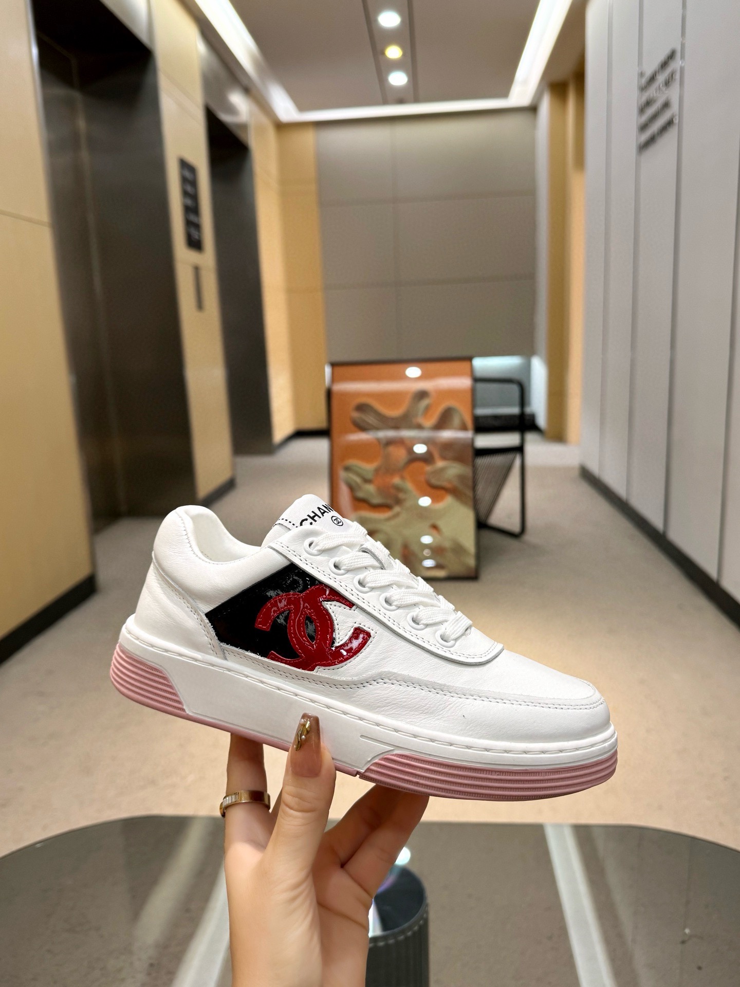 ¡Sin ganancias a precio real! Chanel Chanel - Zapatillas casual con encimera 2024 Este diseño clásico; la parte superio…