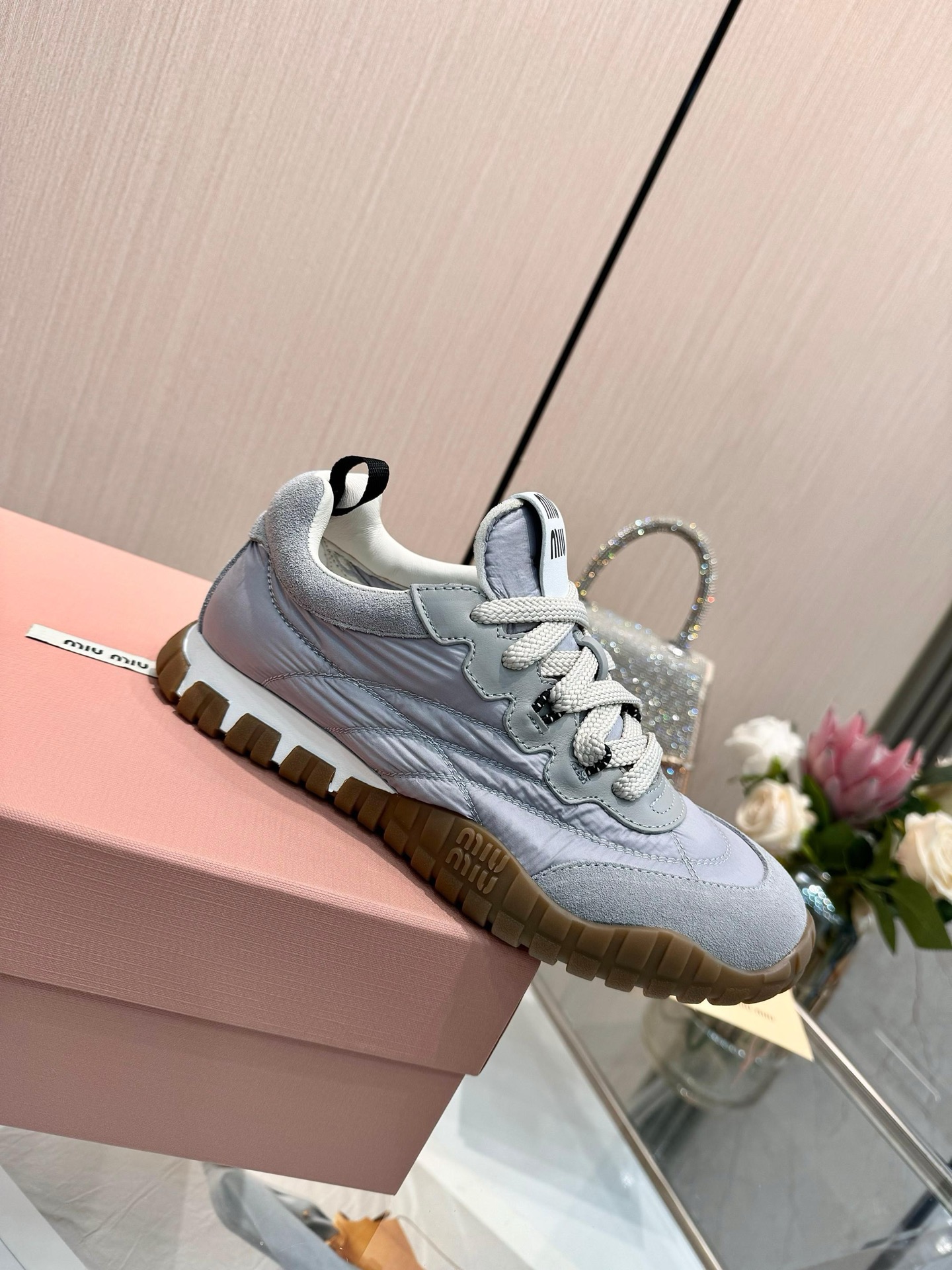 NO:273445,Real price will not be given any profit!  Miu Miu's new spring and summer style, biscuit shoes, Forrest Gump shoes, casual sneakers, miumiu's latest hit, avant-garde and bold design, the Miu Miu style is integrated into the simple lines of this thick-soled canvas sneaker, and the chic logo is decorated on the tongue and back of the shoe, embellished with retro design, adding iconic elements!  Thick sole design defines avant-garde modern style. Original custom fabric/beef velvet. Original imported soft lamb wool. Original open molded anti-slip rubber sole. The bottom thickness is about 4.5cm. Size35-40 (40 customization is not returned or exchanged) later. Men's model, miumiu, sneakers19860909实价不让利！ 缪缪春夏新款 饼干鞋 阿甘鞋休闲运动鞋 miumiu最新爆款 前卫大胆的设计,Miu Miu风格融于此款厚底帆布运动鞋的简约线条, 别致徽标饰于鞋舌与背面,点缀复古设计,平添标志性元素！厚底设计定义前卫的现代风格 面料原版定制布料/牛反绒 内里原版进口柔软羊羔毛 鞋底原版开模防滑橡胶大底 底厚约4.5cm Size35-40（40定制不退换） 后期出男款,,miumiu,sneakers,Men's shoes