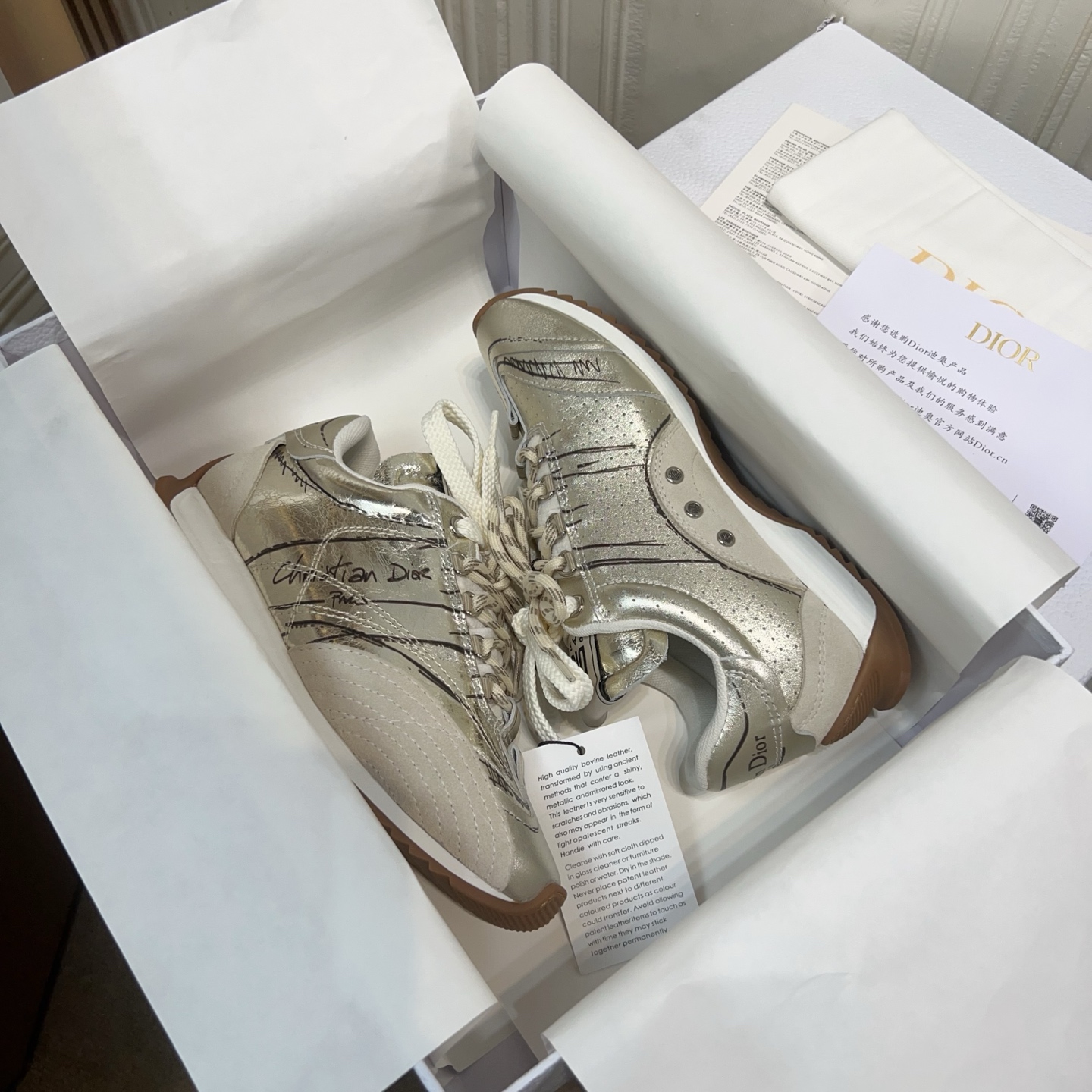 NO:275658,Real price will not be given any profit!  D-Sketch high-version sports shoes 25ss Spring and Summer series debuts, highlighting classic retro aesthetics. It is carefully crafted from black top cowhide, decorated with printed logo inspired by the shoe production stage, paired with blue-gray high mercerated reverse velvet cowhide inserts and pair of shoelaces. The sides are decorated with hand-painted style logos, and the heel and tongue are embellished with iconic inscriptions and signs. The paired with two-color slim sole is more refined, which can add a high-order temperament to various casual styles. Materials featured top cowhide & high mercerated cowhide upper, coordinated inner fabric and footrest, original open mold Tpu two-color molded sole, exquisite packaging for high-version. Size 35-46,,sneakers,cowhide19860909实价不让利！D-Sketch 高版本运动鞋 25ss春夏系列精彩亮相,彰显经典复古美学.采用黑色头层牛皮精心制作,饰以灵感源自鞋履制作阶段的印花标志,搭配青灰色高丝光反绒牛皮镶片和双鞋带.侧面饰以手绘风格标志,鞋跟和鞋舌点缀以标志性镶片和标牌.搭配双色纤薄鞋底更显精致,可为各式休闲造型增添高订气质. 材质特色头层牛皮&高丝光牛反绒鞋面,内里织物及垫脚搭配协调,原版开模Tpu双色成型大底,高版本精美包装. 码数35-46,,sneakers,cowhide,Men's shoes