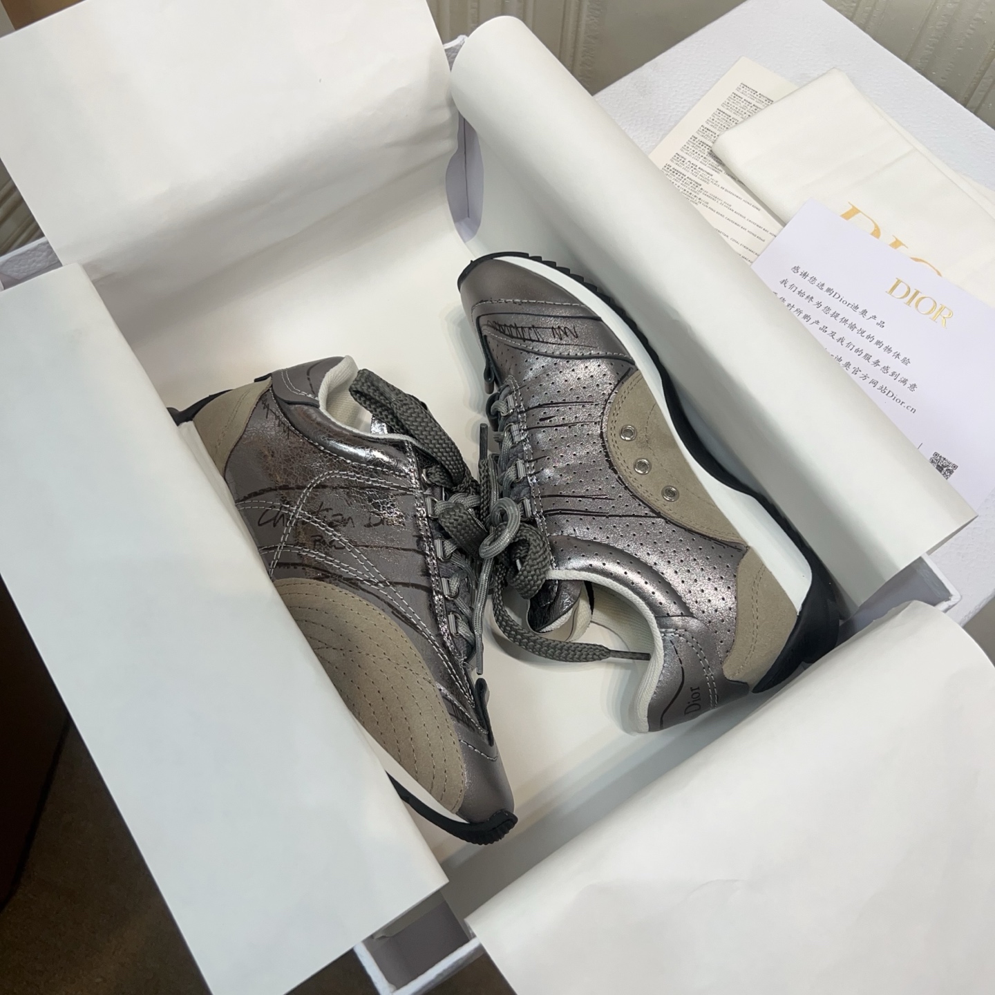 NO:275663,Real price will not be given any profit!  D-Sketch high-version sports shoes 25ss Spring and Summer series debuts, highlighting classic retro aesthetics. It is carefully crafted from black top cowhide, decorated with printed logo inspired by the shoe production stage, paired with blue-gray high mercerated reverse velvet cowhide inserts and pair of shoelaces. The sides are decorated with hand-painted style logos, and the heel and tongue are decorated with iconic inscriptions and signs. The paired with two-color slim sole is more refined, which can add a high-order temperament to various casual styles. Materials featured top cowhide & high mercerated cowhide upper, coordinated inner fabric and footrest, original open mold Tpu two-color molded sole, exquisite packaging for high-version. Size 35-45,,sneakers,cowhide19860909实价不让利！D-Sketch 高版本运动鞋 25ss春夏系列精彩亮相,彰显经典复古美学.采用黑色头层牛皮精心制作,饰以灵感源自鞋履制作阶段的印花标志,搭配青灰色高丝光反绒牛皮镶片和双鞋带.侧面饰以手绘风格标志,鞋跟和鞋舌点缀以标志性镶片和标牌.搭配双色纤薄鞋底更显精致,可为各式休闲造型增添高订气质. 材质特色头层牛皮&高丝光牛反绒鞋面,内里织物及垫脚搭配协调,原版开模Tpu双色成型大底,高版本精美包装. 码数35-45,,sneakers,cowhide,Men's shoes