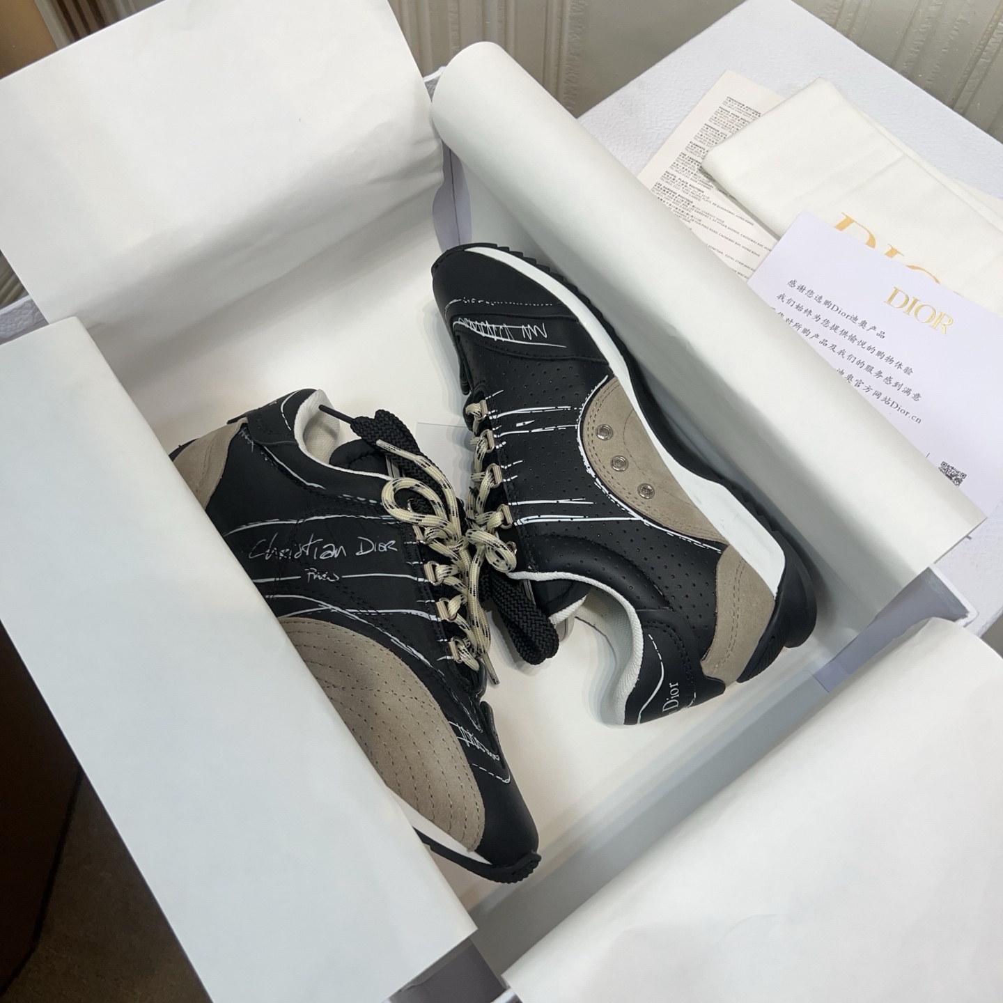 NO:275668,Real price will not be given any profit!  D-Sketch high-version sports shoes 25ss Spring and Summer series debuts, highlighting classic retro aesthetics. It is carefully crafted from black top cowhide, decorated with printed logo inspired by the shoe production stage, paired with blue-gray high mercerated reverse velvet cowhide inserts and pair of shoelaces. The sides are decorated with hand-painted style logos, and the heel and tongue are embellished with iconic inscriptions and signs. The paired with two-color slim sole is more refined, which can add a high-order temperament to various casual styles. Materials featured top cowhide & high mercerated cowhide upper, coordinated inner fabric and footrest, original open mold Tpu two-color molded sole, exquisite packaging for high-version. Size 35-46,,sneakers,cowhide19860909实价不让利！D-Sketch 高版本运动鞋 25ss春夏系列精彩亮相,彰显经典复古美学.采用黑色头层牛皮精心制作,饰以灵感源自鞋履制作阶段的印花标志,搭配青灰色高丝光反绒牛皮镶片和双鞋带.侧面饰以手绘风格标志,鞋跟和鞋舌点缀以标志性镶片和标牌.搭配双色纤薄鞋底更显精致,可为各式休闲造型增添高订气质. 材质特色头层牛皮&高丝光牛反绒鞋面,内里织物及垫脚搭配协调,原版开模Tpu双色成型大底,高版本精美包装. 码数35-46,,sneakers,cowhide,Men's shoes