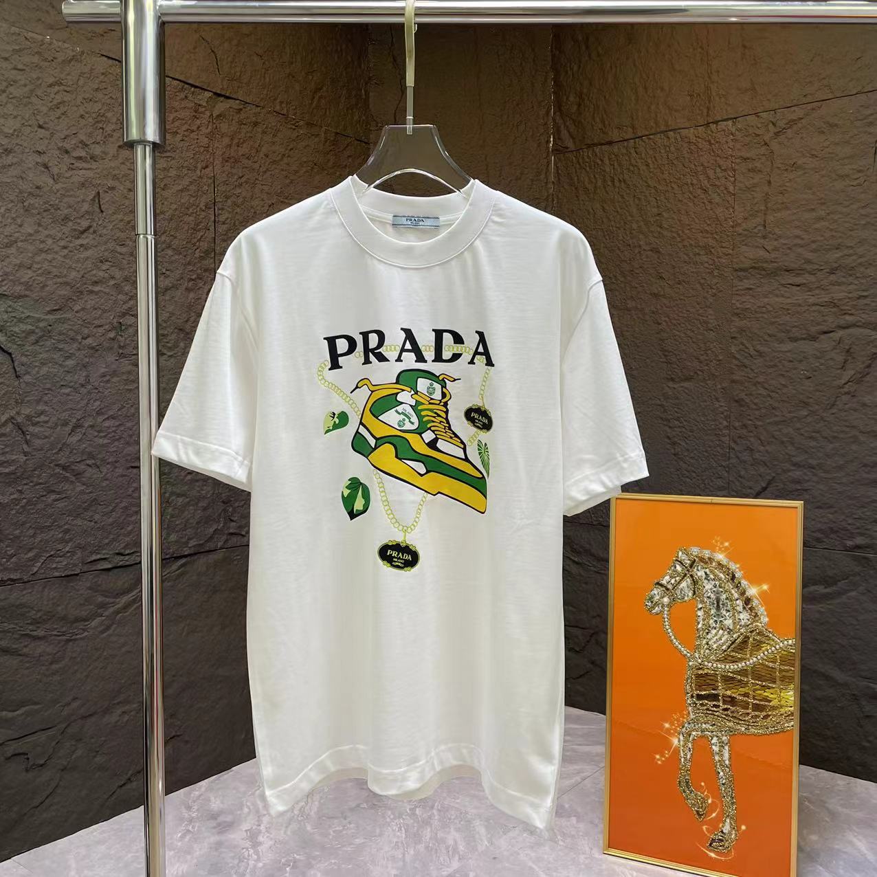 PRA* Prada* Camiseta de manga corta, nueva primavera/verano 24, estampado pesado, tejido de algodón puro importado de 2…