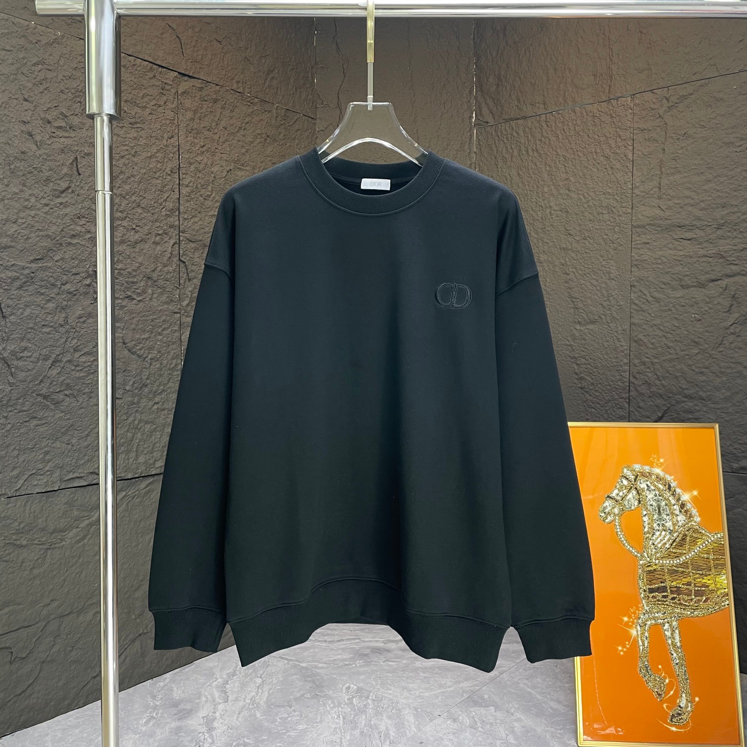 “CJCR 2024 Winter Collection: Cotton-Crunches with Logo Embroidery in Black and White” - 图片 1