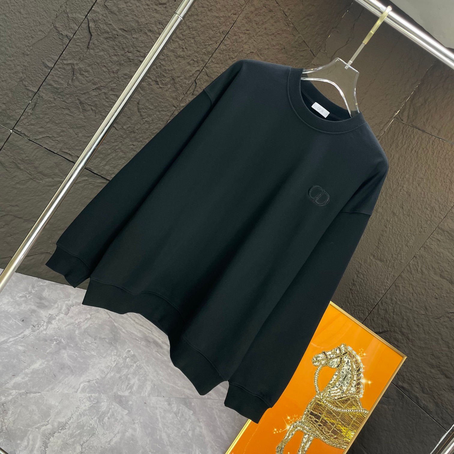“CJCR 2024 Winter Collection: Cotton-Crunches with Logo Embroidery in Black and White” - 图片 2