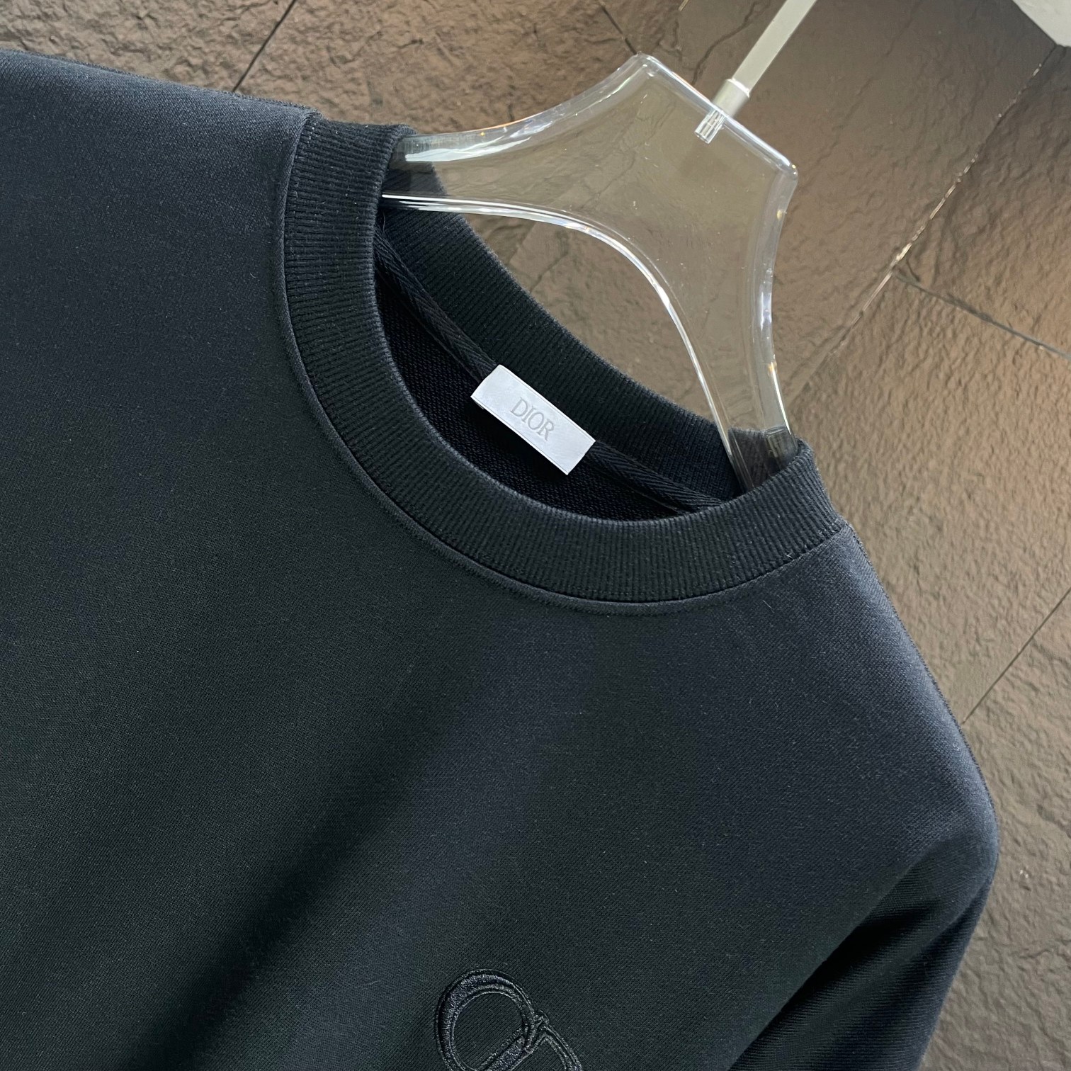 “CJCR 2024 Winter Collection: Cotton-Crunches with Logo Embroidery in Black and White” - 图片 3