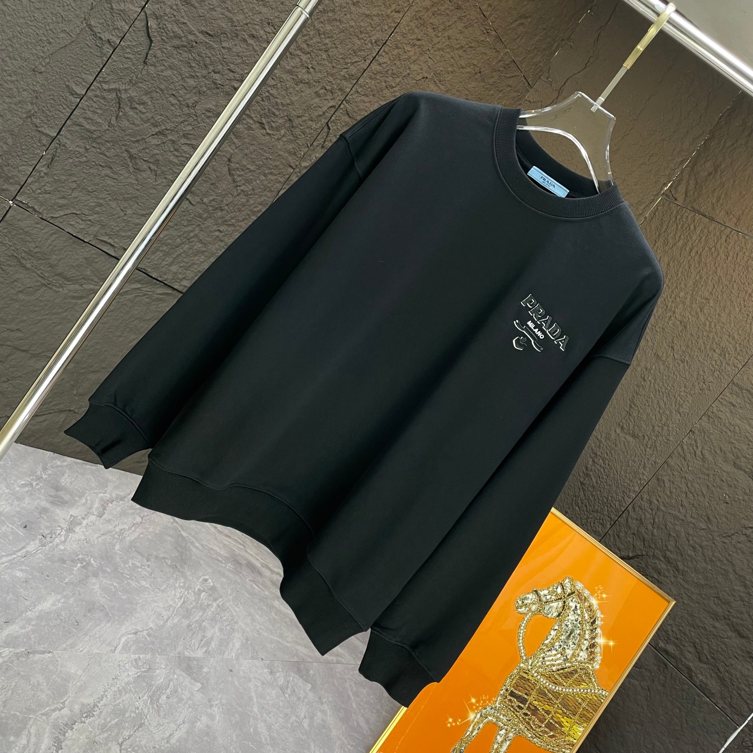 Prada 2024 Winter Collection: Cotton-Crunches with Logo Embroidery in Black and White - 图片 2
