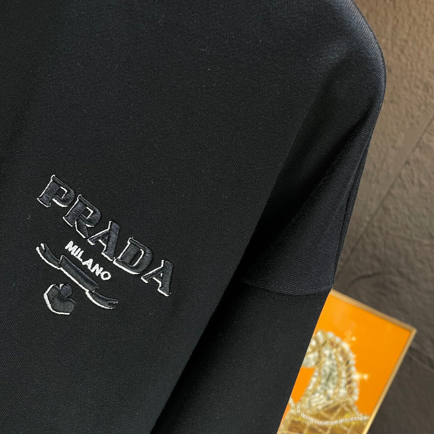 Prada 2024 Winter Collection: Cotton-Crunches with Logo Embroidery in Black and White - 图片 4