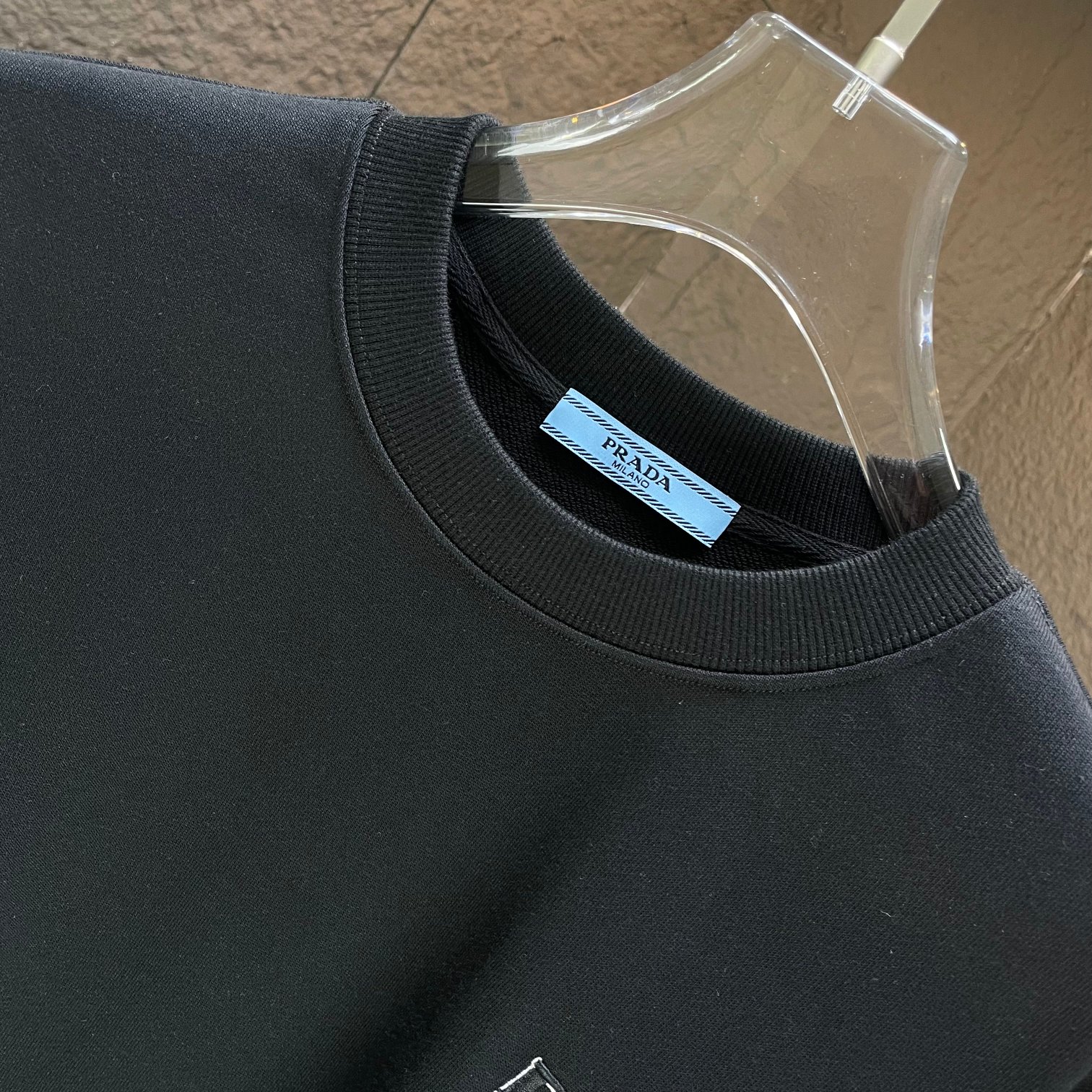 Prada 2024 Winter Collection: Cotton-Crunches with Logo Embroidery in Black and White - 图片 3