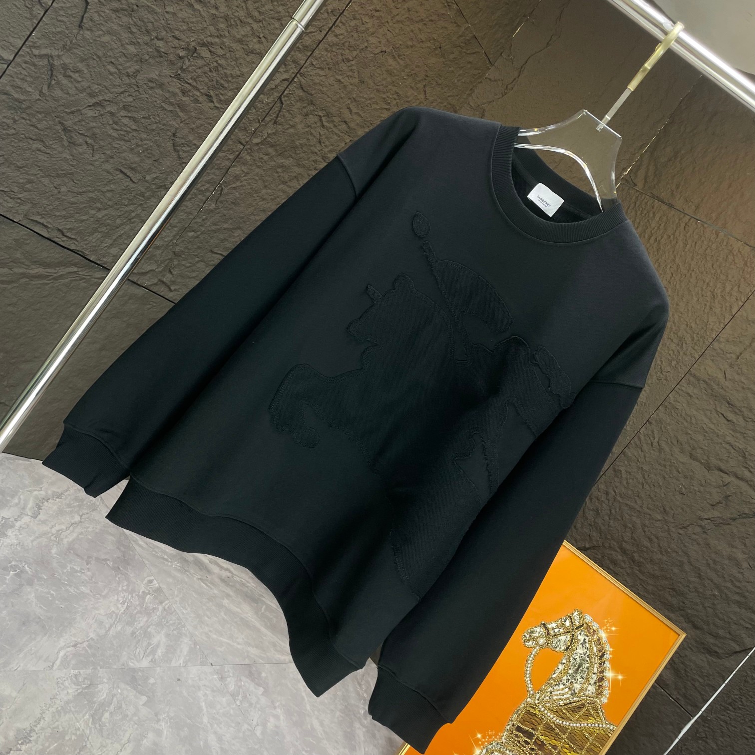 “2024 BUR Barbara Cotton-Crunches Winter Jacket in Black and White” - 图片 2