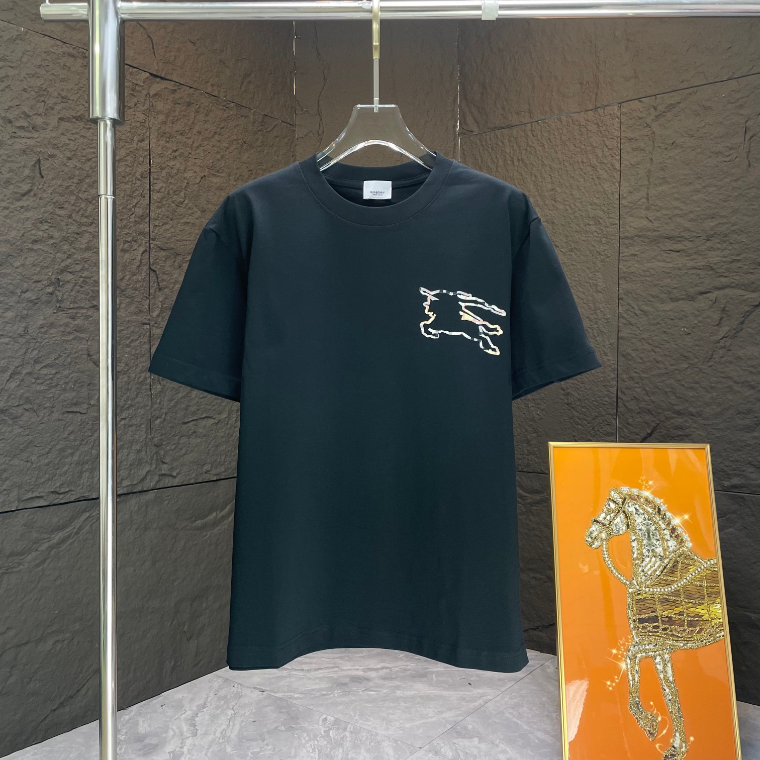 BURBER* 巴宝莉* Camiseta de manga corta nueva de primavera/verano 2025, algodón pesado puro con estampado de caballo de gu…