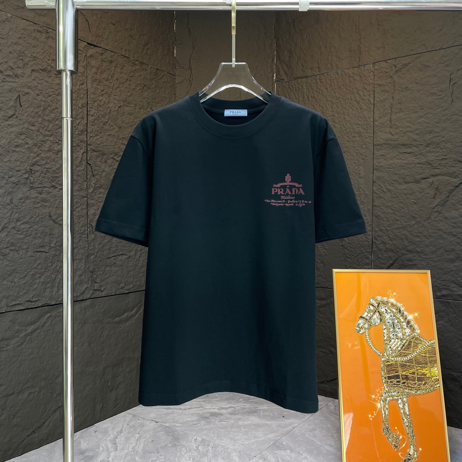 PRAD * Prada * 2025 primavera y verano nueva camiseta de manga corta Estampado de letras de algodón pesado Color: negro…