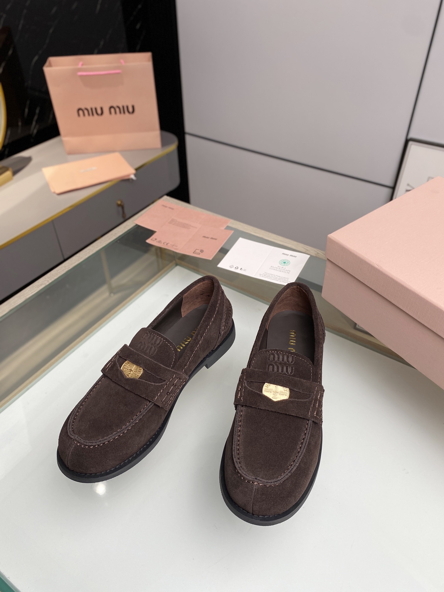 NO:444869,Patch colored leather. Beef tendon spring and summer show style coin loafers!  This season of Miao Miao is so beautiful!  No matter how you wear the invincible combination, it looks super good. The coin design is very retro and fashionable!  The upper is made of original imported cow patent leather!  Silk sheepskin footbed inside!  All details of the leather edge are treated with oily edges, original molded rubber outsole!  Original mold opening coin hardware and copper buckle!  Number of codes 34-40 (34.40 custom made without return or exchange), loafers, loafers, sheepskin19860909批擦色皮.牛筋春夏走秀款钱币乐福鞋！缪缪这一季这太美了吧！无敌搭配怎么穿都超级好看 钱币的设计很复古很时尚！ 鞋面采用原版进口牛漆皮！内里垫脚丝绸羊皮！皮边全部细节油边处理, 原版开模橡胶大底！原版开模钱币五金铜扣！ 码数34-40（34.40定做不退不换）,乐福鞋,loafers,sheepskin,Women's Shoes