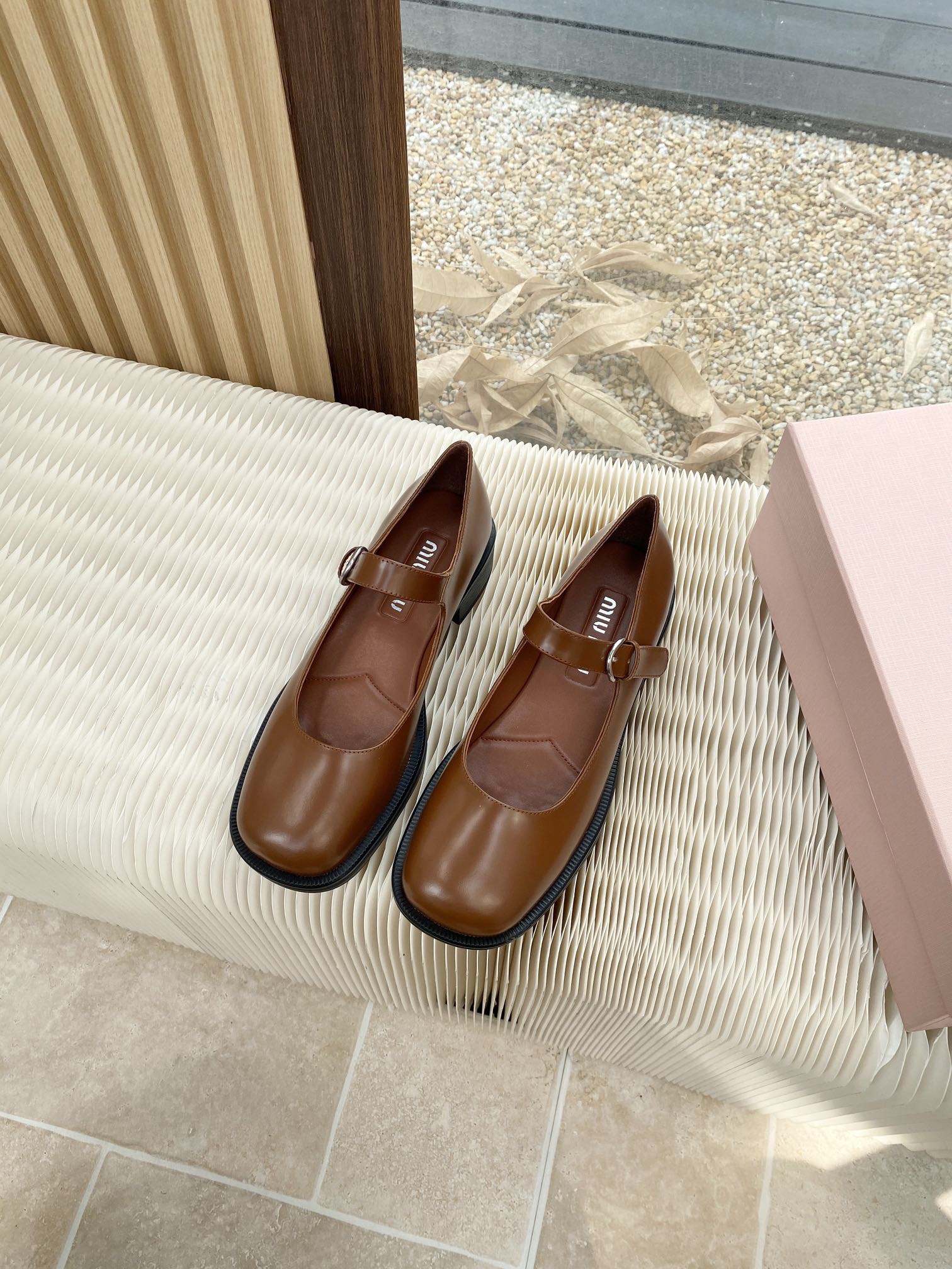 NO:236165,.Miao Miu's new Baroque British style carved Mary Jane Loafer leather shoes, well-behaved and age-reducing. It is also a college style with socks. It is so well-behaved. The upper is beaded cowhide and the inner foot is sheepskin. Original open molded sole. Size 34-41 (customized for 34.40.41), loafers, loafers, mary jane, cowhide, sheepskin, socks19860909.缪缪新款巴洛克英伦风雕花玛丽珍乐福小皮鞋, 乖巧减龄 配上袜子也是妥妥的学院风 上脚太乖了 鞋面开边珠牛皮 内里垫脚羊皮 原版开模大底 尺码34-41（34.40.41定做）,乐福鞋,loafers,mary jane,cowhide,sheepskin,socks,Women's Shoes