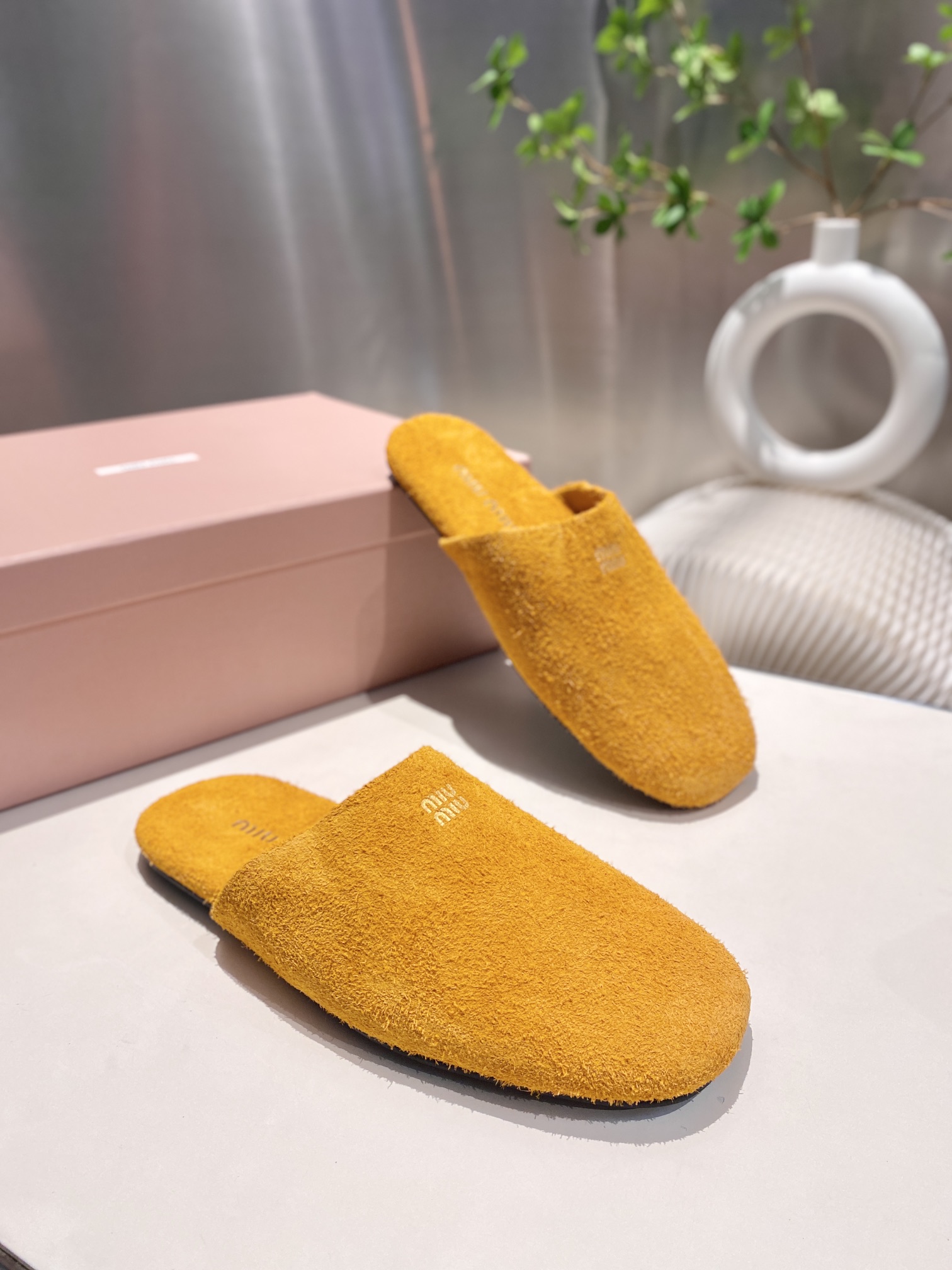 NO:236151,.Miao Miao's summer half-tight lazy shoes. At first glance, you will feel soft, simple and retro-like. Simple Miao Miao zm embellishment is beautiful, simple and high-end imported lambskin/reverse velvet cowhide footbed: sheepskin outsole: Italian rubber outsole Size: 34.41 (34.40.41 Custom made without return or exchange), semi-touch, cowhide, sheepskin19860909.缪缪夏季包头半拖懒人鞋 第一眼看到这个鞋子就有种软绵绵的感觉,简单而带点复古气息随意搭配,简单的缪缪zm点缀,即好看又简单而高级 进口小羊皮/反绒牛皮 垫脚:羊皮 大底:意大利橡胶大底 码数:34.41（34.40.41定做不退不换）,半拖,cowhide,sheepskin,Women's Shoes