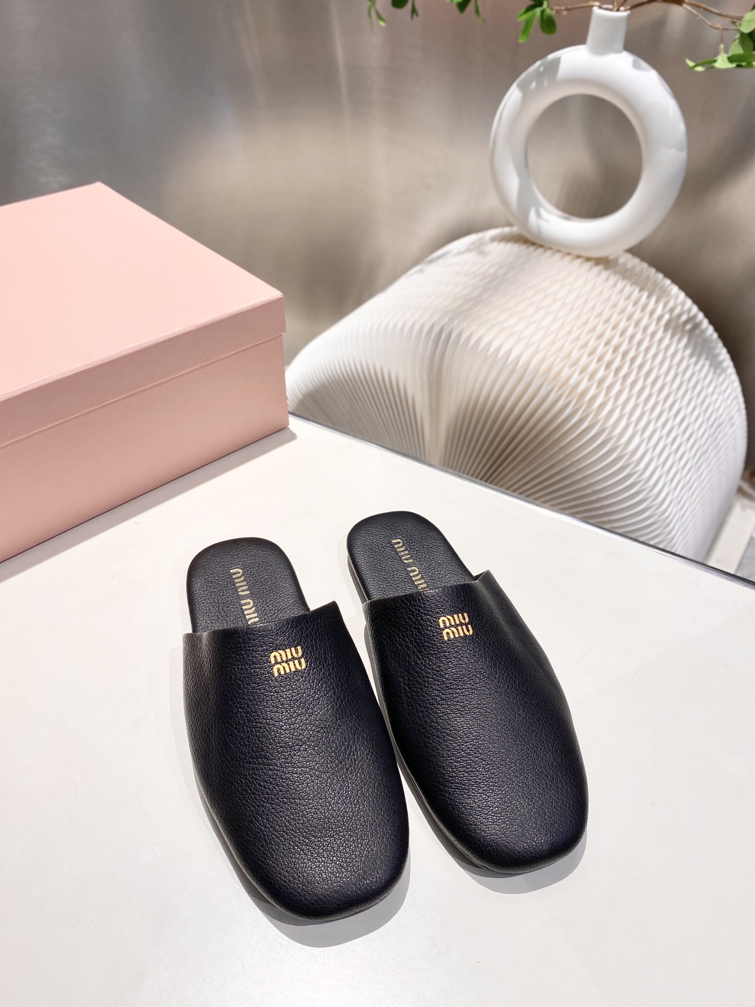 NO:236153,Miao Miao's summer bag-toe semi-tight lazy shoes. At first glance, you will feel soft and simple. Simple and retro-like feel. Simple Miao Miao zm embellishment is beautiful and simple and high-end imported lambskin/reverse velvet cowhide footbed: sheepskin outsole: Italian rubber outsole Size: 34.41 (34.40.41 Custom made without return or exchange), semi-touch, cowhide, sheepskin19860909缪缪夏季包头半拖懒人鞋 第一眼看到这个鞋子就有种软绵绵的感觉,简单而带点复古气息随意搭配,简单的缪缪zm点缀,即好看又简单而高级 进口小羊皮/反绒牛皮 垫脚:羊皮 大底:意大利橡胶大底 码数:34.41（34.40.41定做不退不换）,半拖,cowhide,sheepskin,Women's Shoes