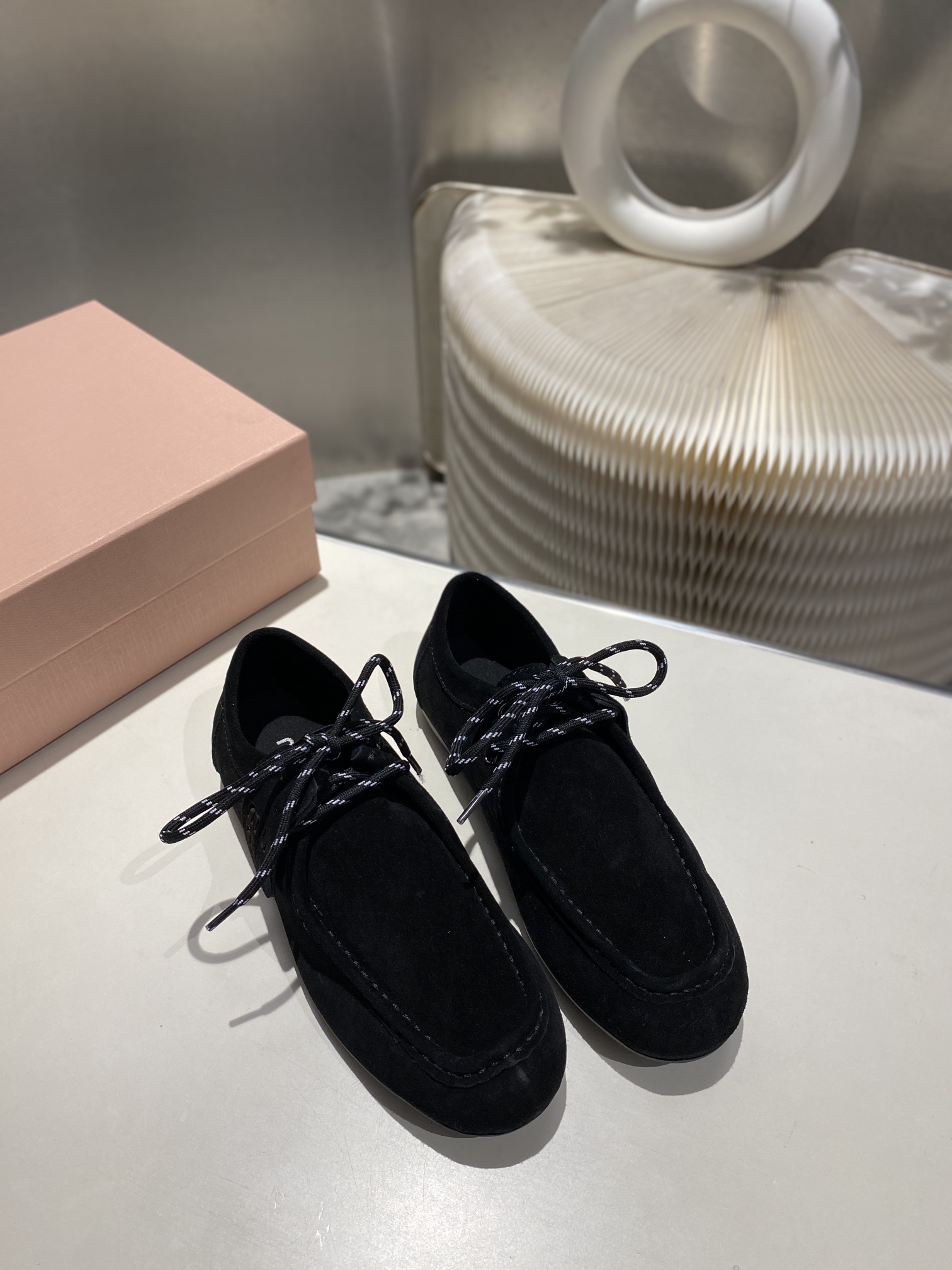 NO:236133,.Miao Miao 2025 color-tie corned flat beanie shoes, new style, .Retro leather shoes, loafers, beanie shoes, retro fashion, simple and high-end, casually matched, very comfortable to wear, must-have for the year!  Super heavy every pair is a unique polished color, original old cowhide upper, inner sheep, original outsole size 34-41 (customized by 34.40.41), bean shoes, loafers, cowhide19860909.缪缪2025擦色系带鸡眼平底豆豆鞋 走秀新款 .复古小皮鞋乐福鞋 豆豆鞋 复古时尚 简约高级 随意搭配 上脚非常舒适,年度必入款！超级重每一双都是独一无二的擦色 ,鞋面原版做旧牛皮 内里羊里 ,原版大底 34-41码（34.40.41定制）,豆豆鞋,loafers,cowhide,Women's Shoes