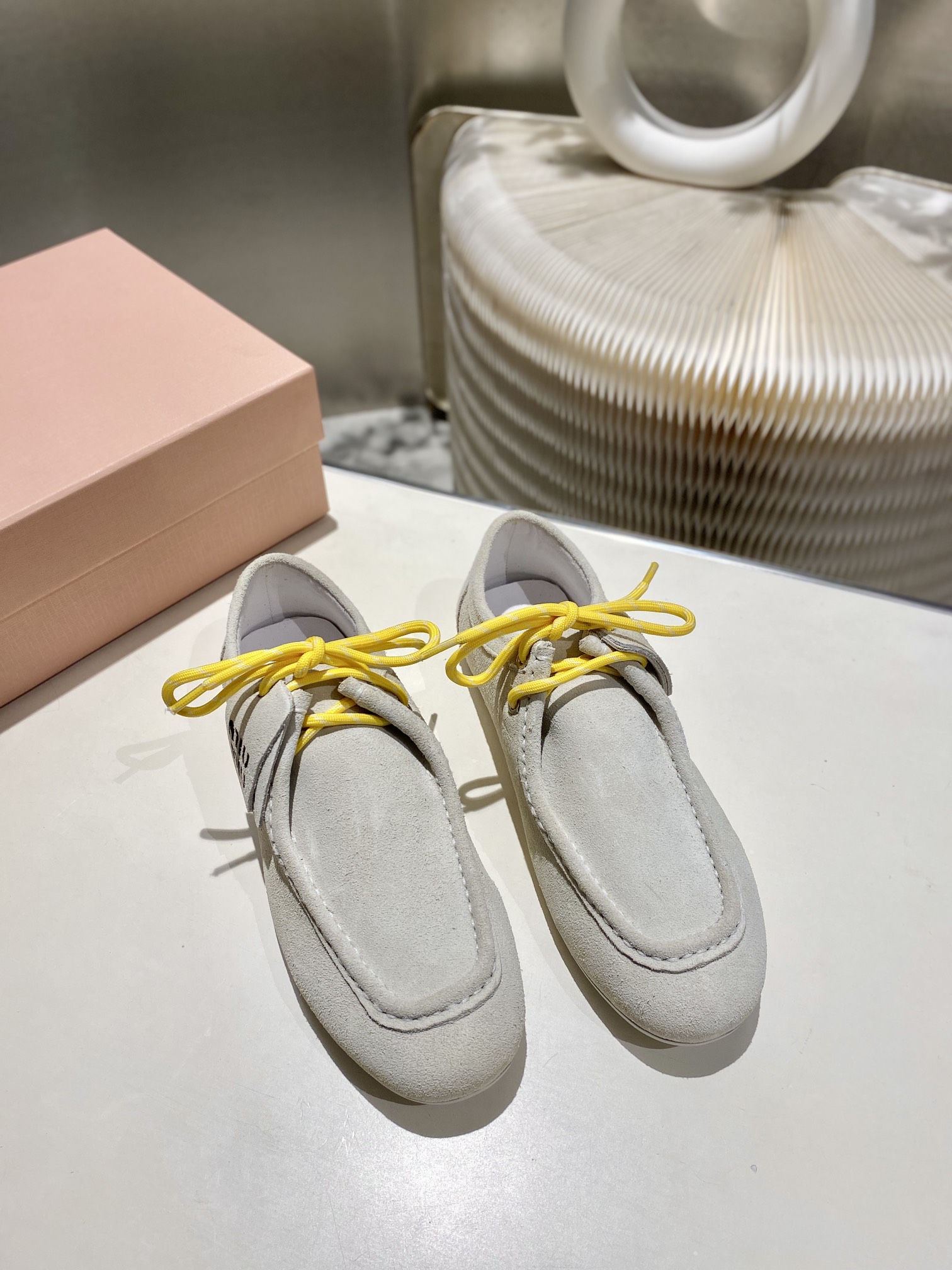 NO:236135,,Miao Miao 2025 color-tie corned flat beanie shoes, new style of showcase. Retro leather shoes, loafers, beanie shoes, retro fashion, simple and high-end, casually matched, very comfortable to wear, must-have for the year!  Super heavy every pair is a unique polished color, original old cowhide upper, inner sheep, original outsole size 34-41 (customized by 34.40.41), bean shoes, loafers, cowhide19860909,缪缪2025擦色系带鸡眼平底豆豆鞋 走秀新款 .复古小皮鞋乐福鞋 豆豆鞋 复古时尚 简约高级 随意搭配 上脚非常舒适,年度必入款！超级重每一双都是独一无二的擦色 ,鞋面原版做旧牛皮 内里羊里 ,原版大底 34-41码（34.40.41定制）,豆豆鞋,loafers,cowhide,Women's Shoes