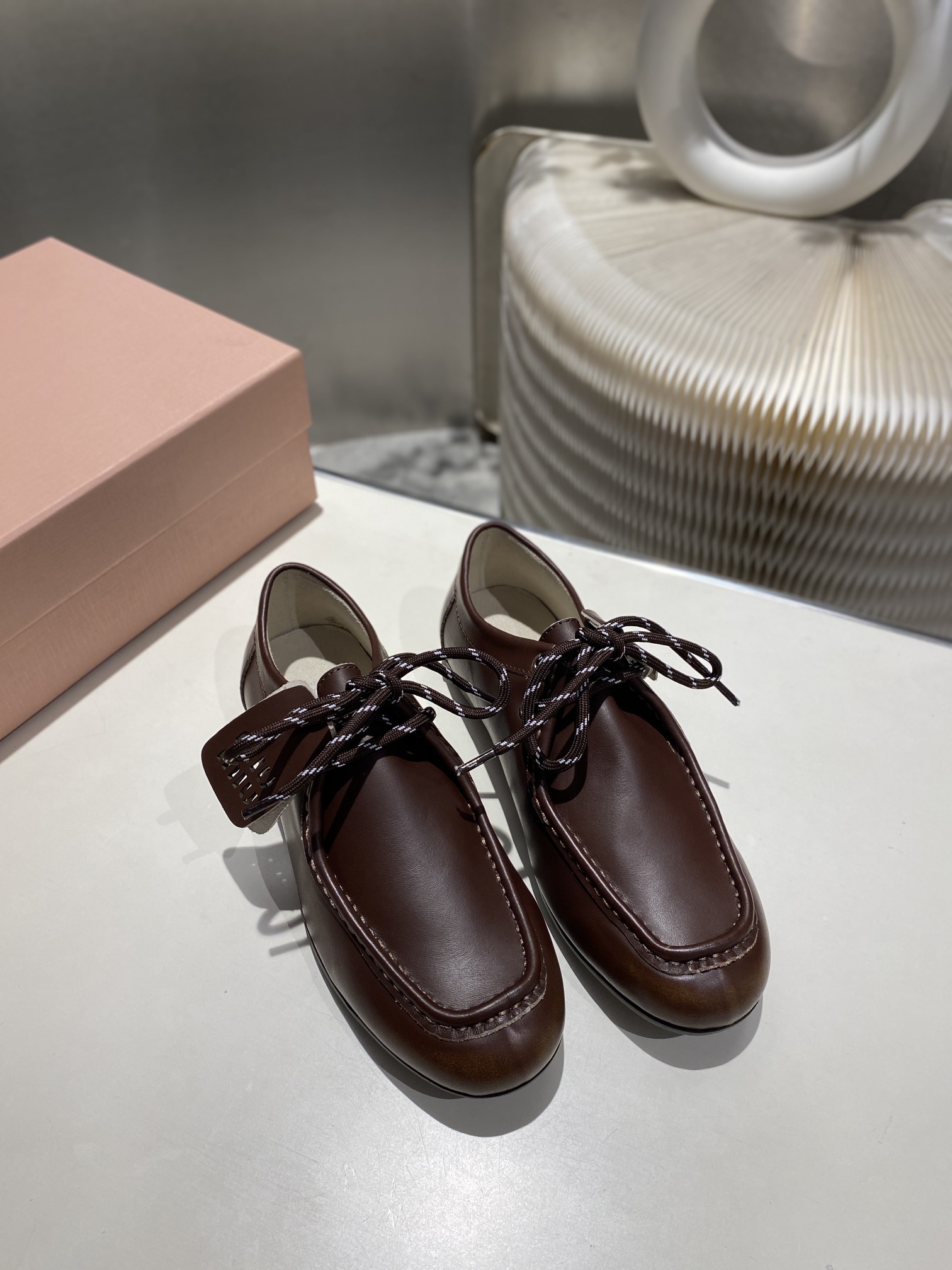 NO:236137,.Miao Miao 2025 color-tie corned flat beanie shoes, new style, .Retro leather shoes, loafers, beanie shoes, retro fashion, simple and high-end, casually matched, very comfortable to wear, must-have for the year!  Super heavy every pair is a unique polished color, original old cowhide upper, inner sheep, original outsole size 34-41 (customized by 34.40.41), bean shoes, loafers, cowhide19860909.缪缪2025擦色系带鸡眼平底豆豆鞋 走秀新款 .复古小皮鞋乐福鞋 豆豆鞋 复古时尚 简约高级 随意搭配 上脚非常舒适,年度必入款！超级重每一双都是独一无二的擦色 ,鞋面原版做旧牛皮 内里羊里 ,原版大底 34-41码（34.40.41定制）,豆豆鞋,loafers,cowhide,Women's Shoes